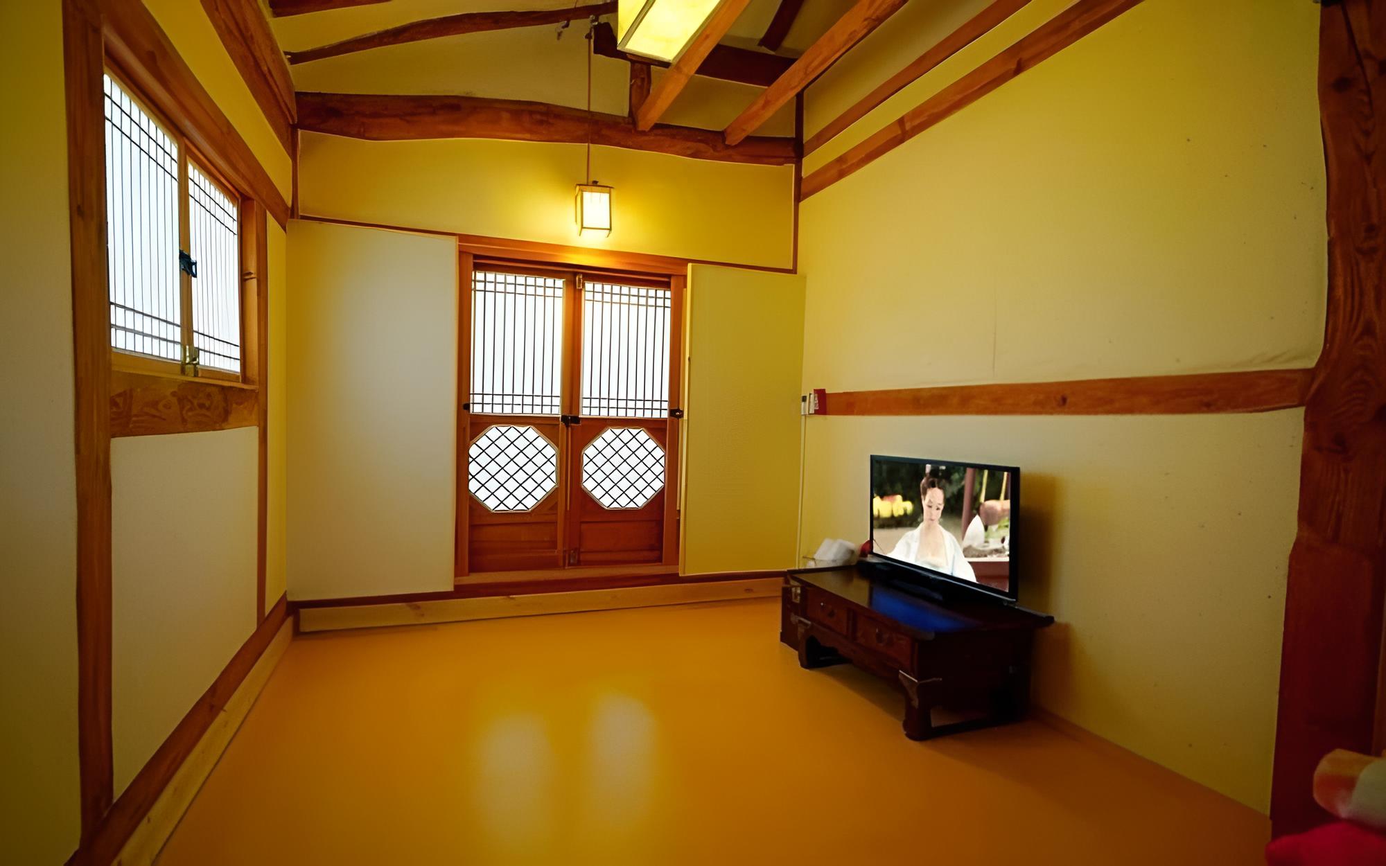 Room (Small room)