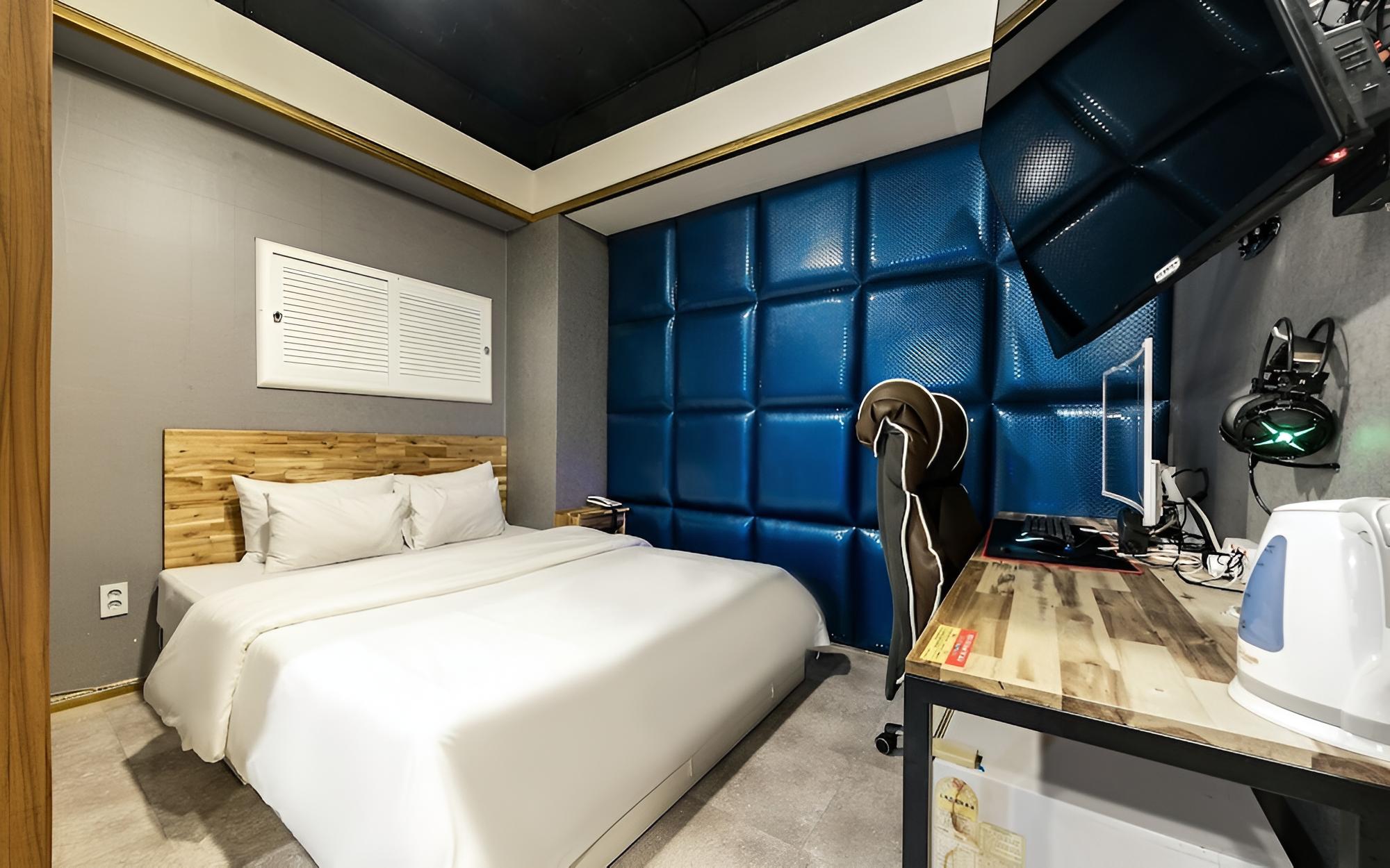 Room (VIP 2 - 5 PC (i7-8700/G-2060/144mhz/1)