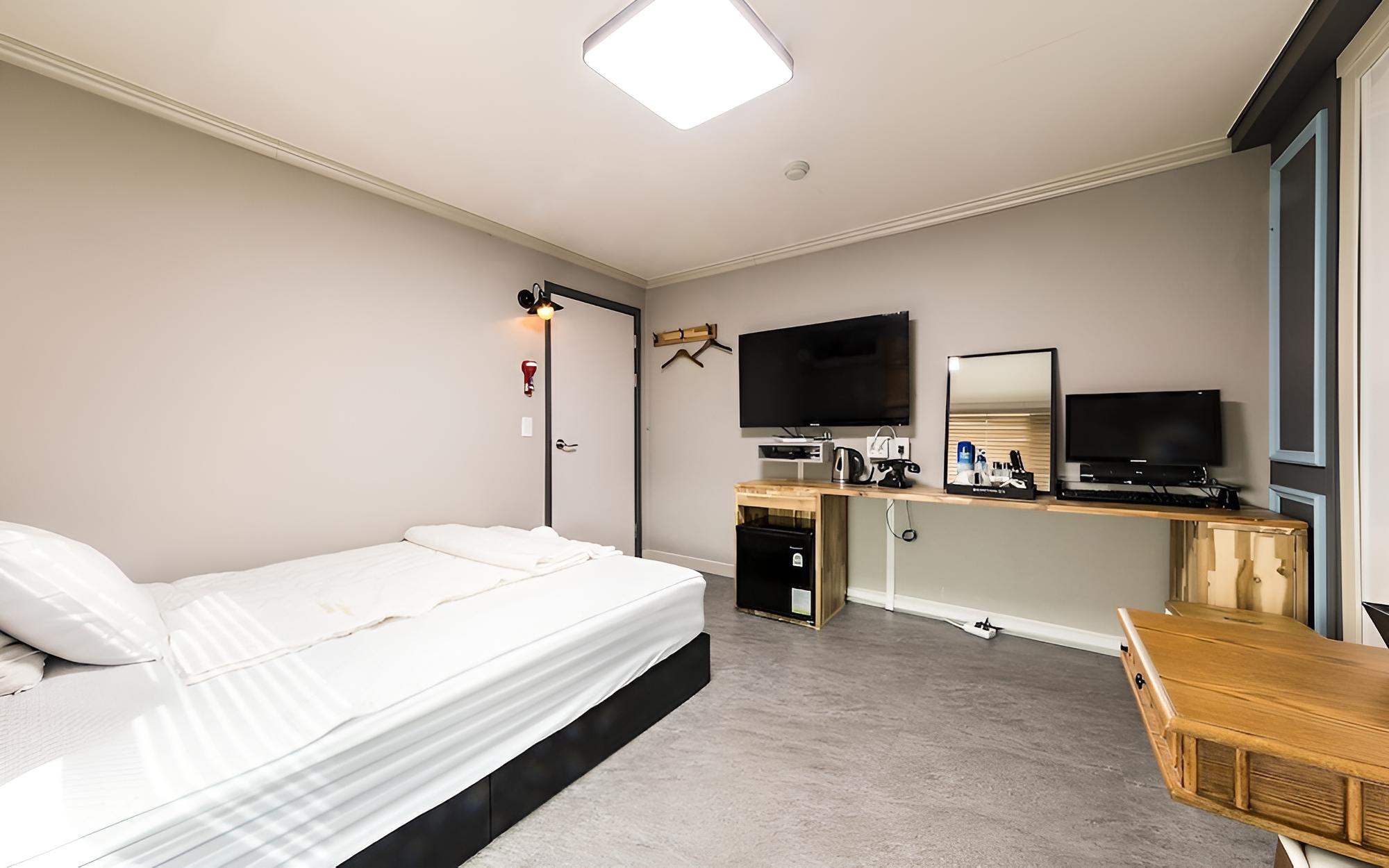 Room (Standard Room) - Photo 17