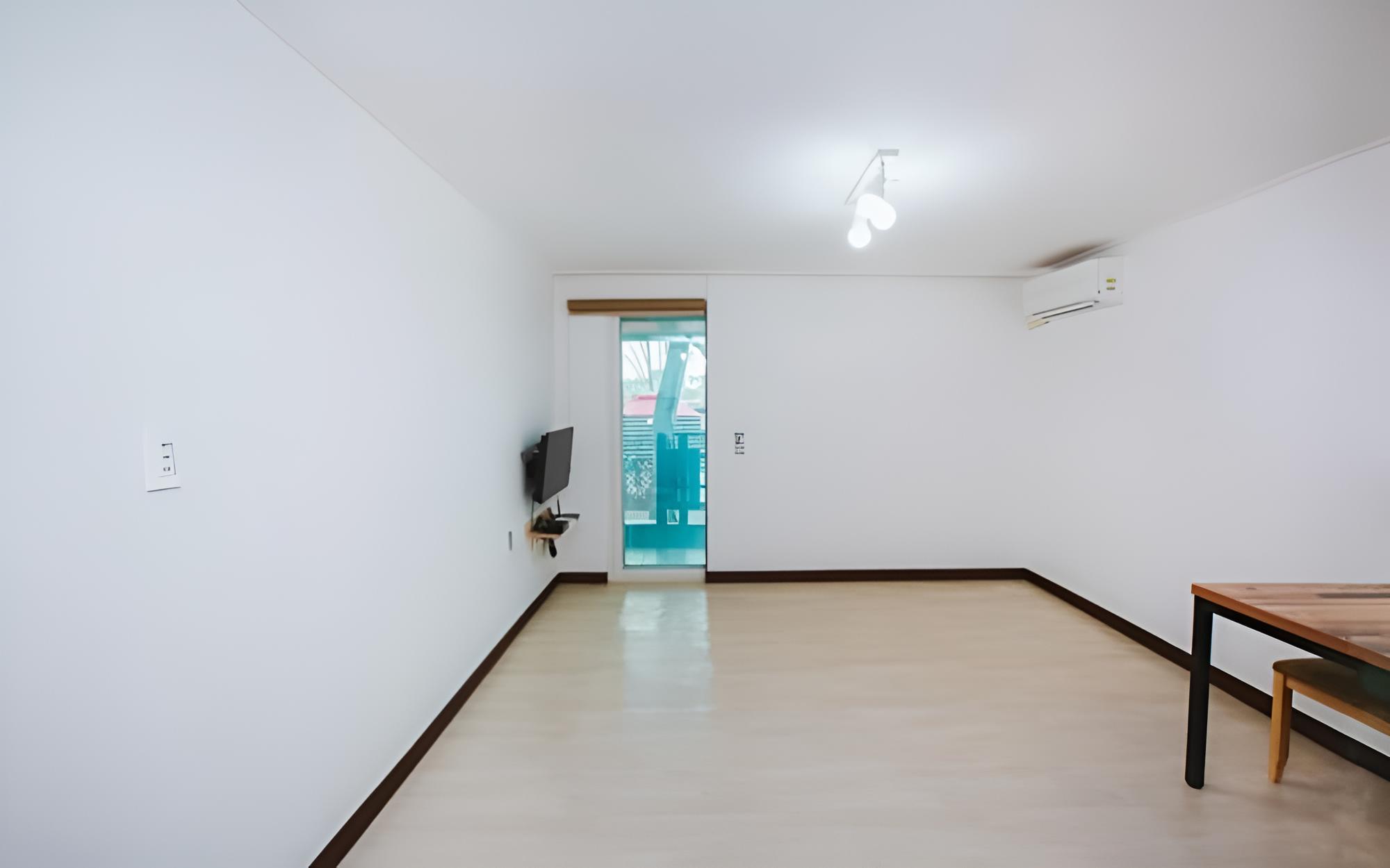 Room (Sky A-dong Room 105)
