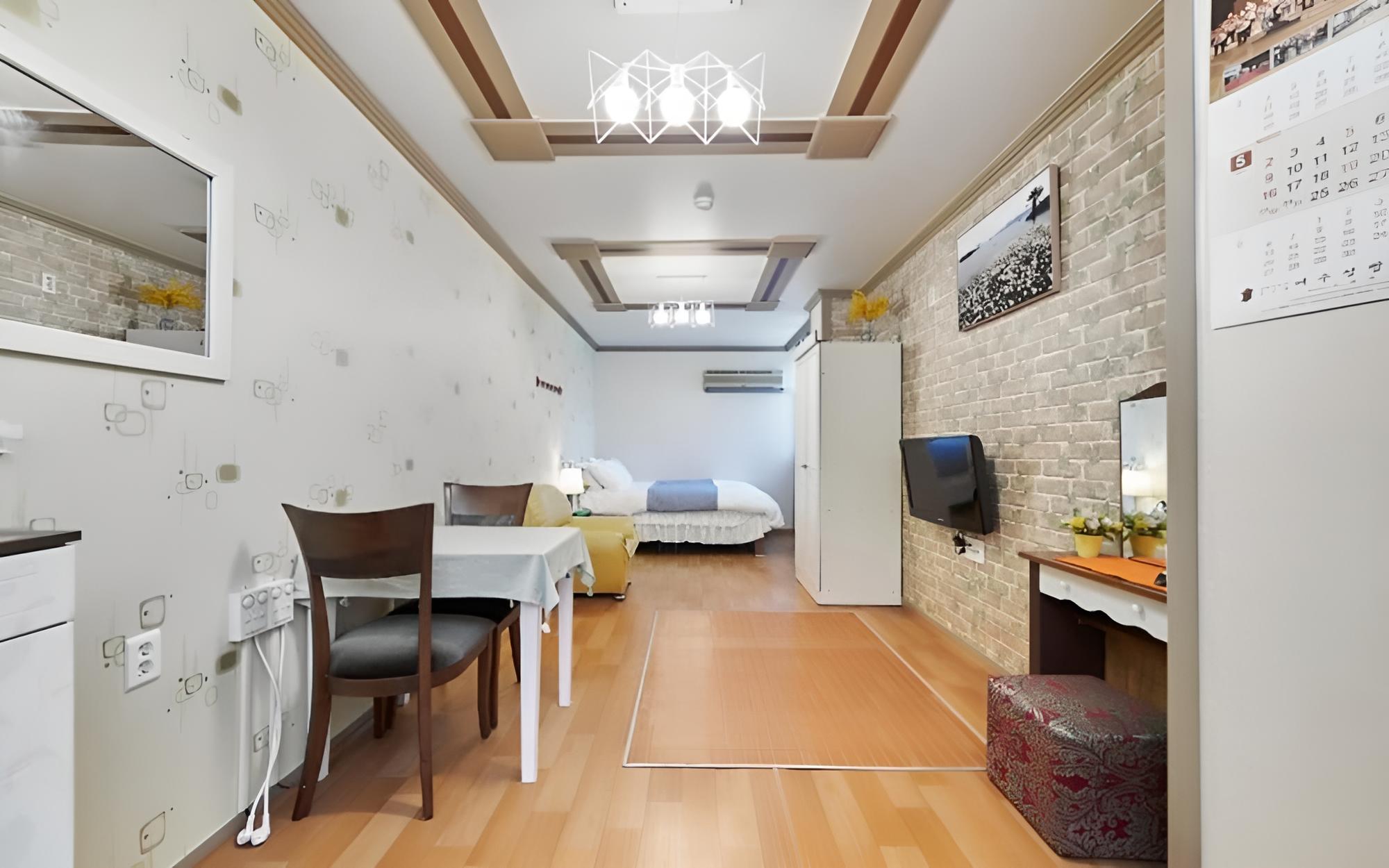 Room (Room 302)