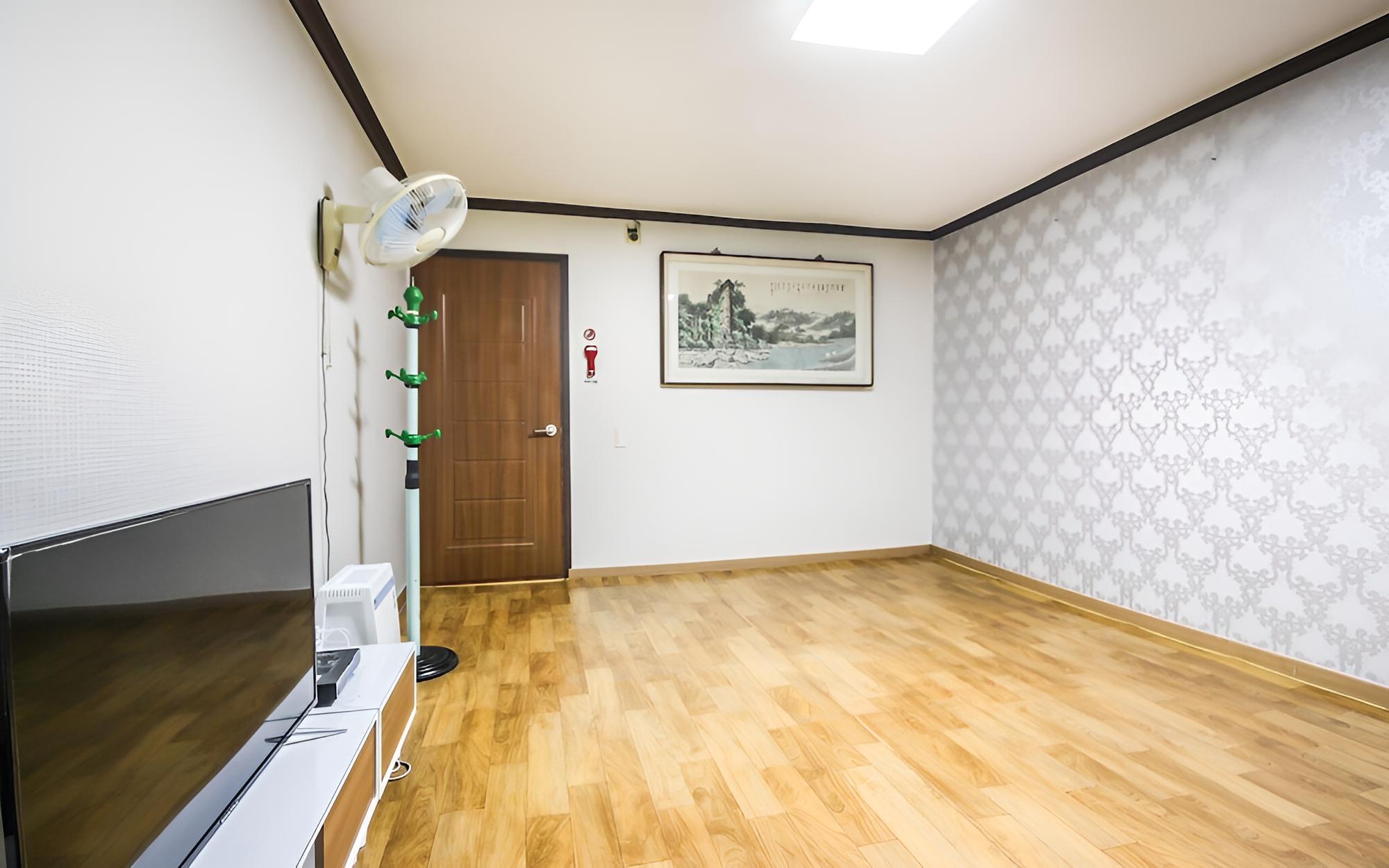 Room (Family room) photo 2