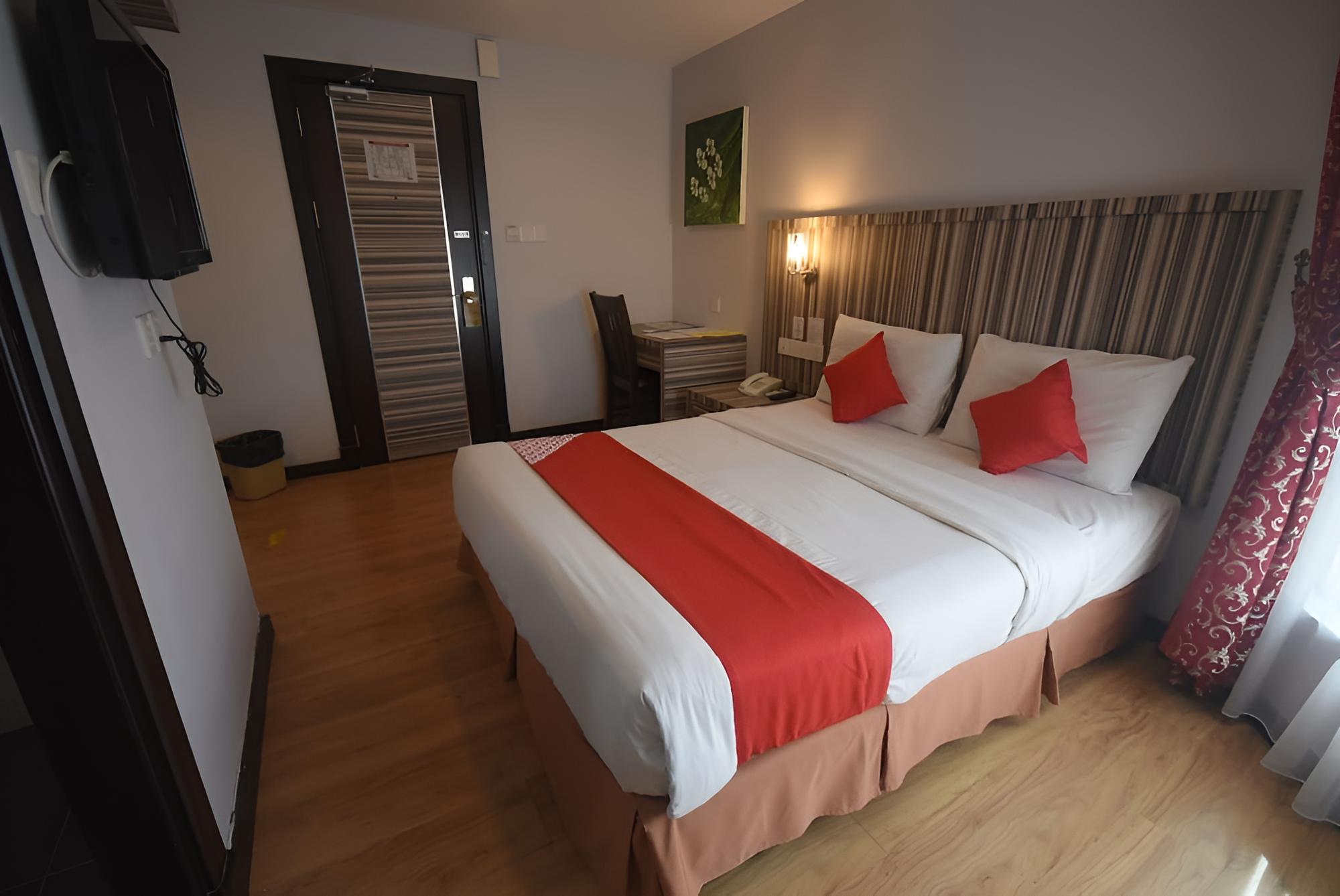 Deluxe Double Room, 1 Queen Bed photo 2