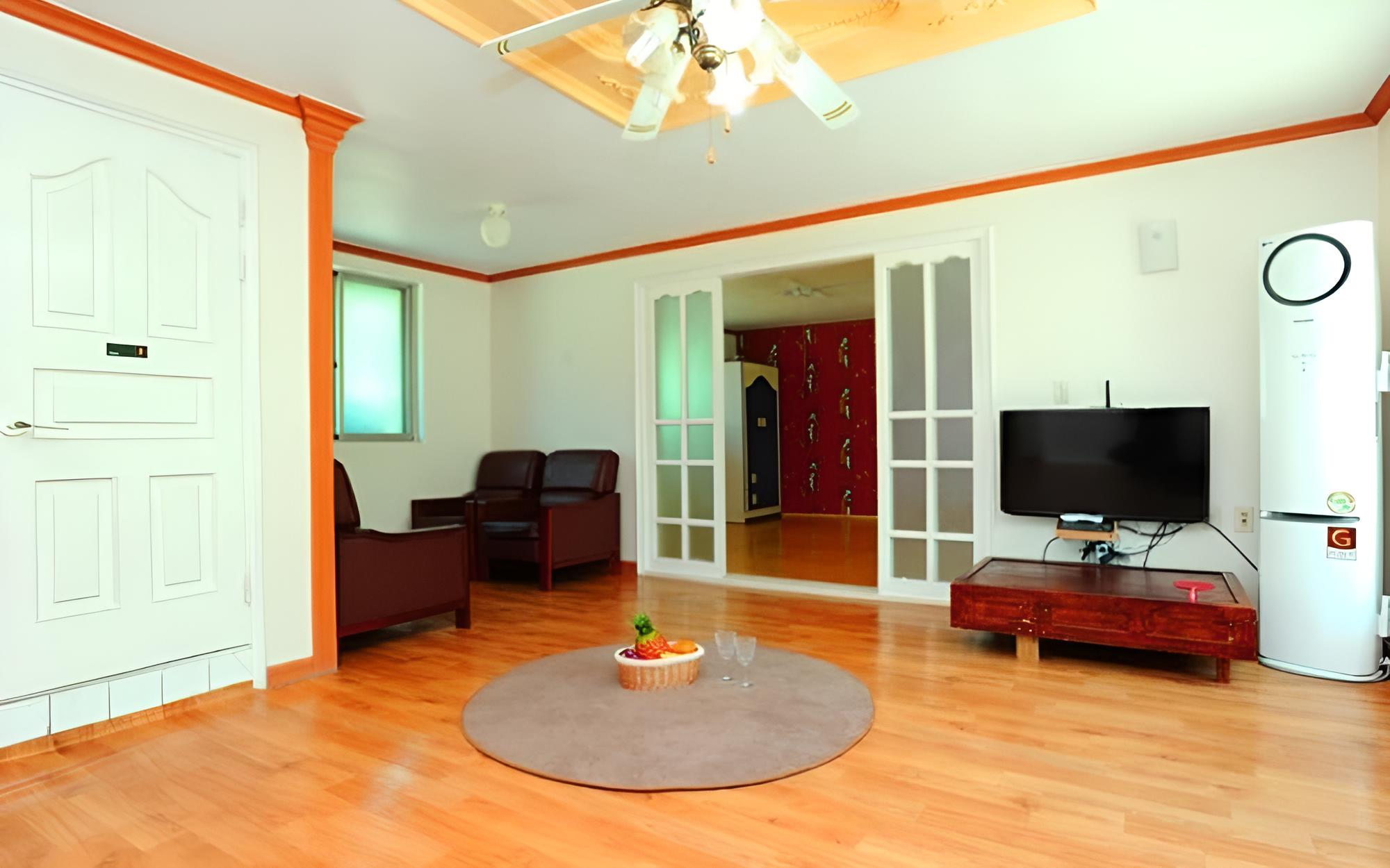 Room (Family Room I)