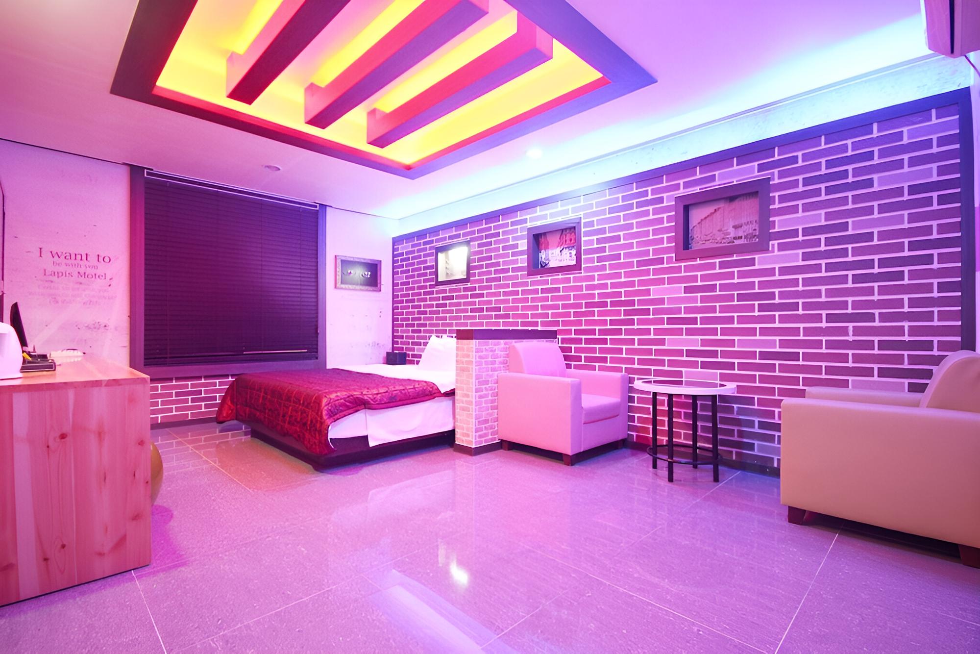 Room (Semi deluxe room (net Netflix availab)