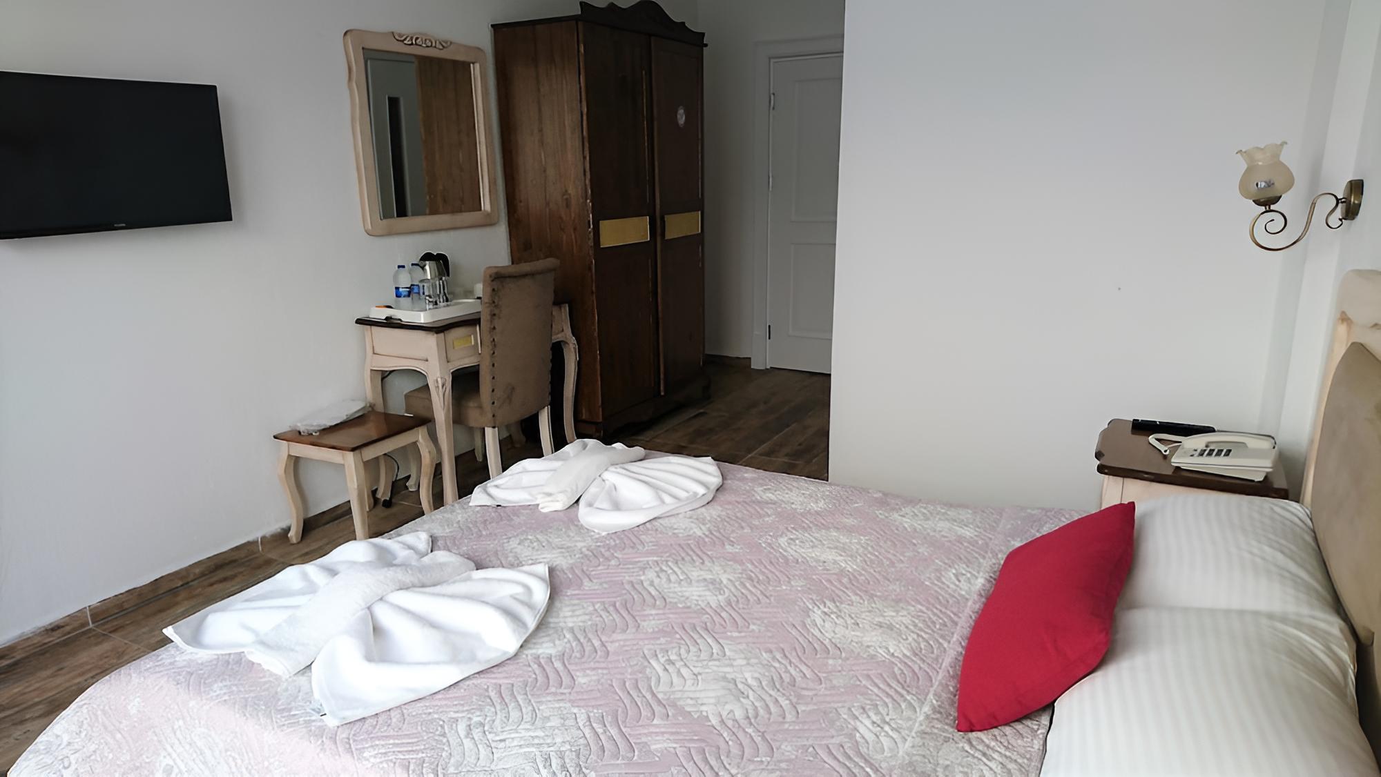 Deluxe Triple Room, 1 Double Bed, Pool Access