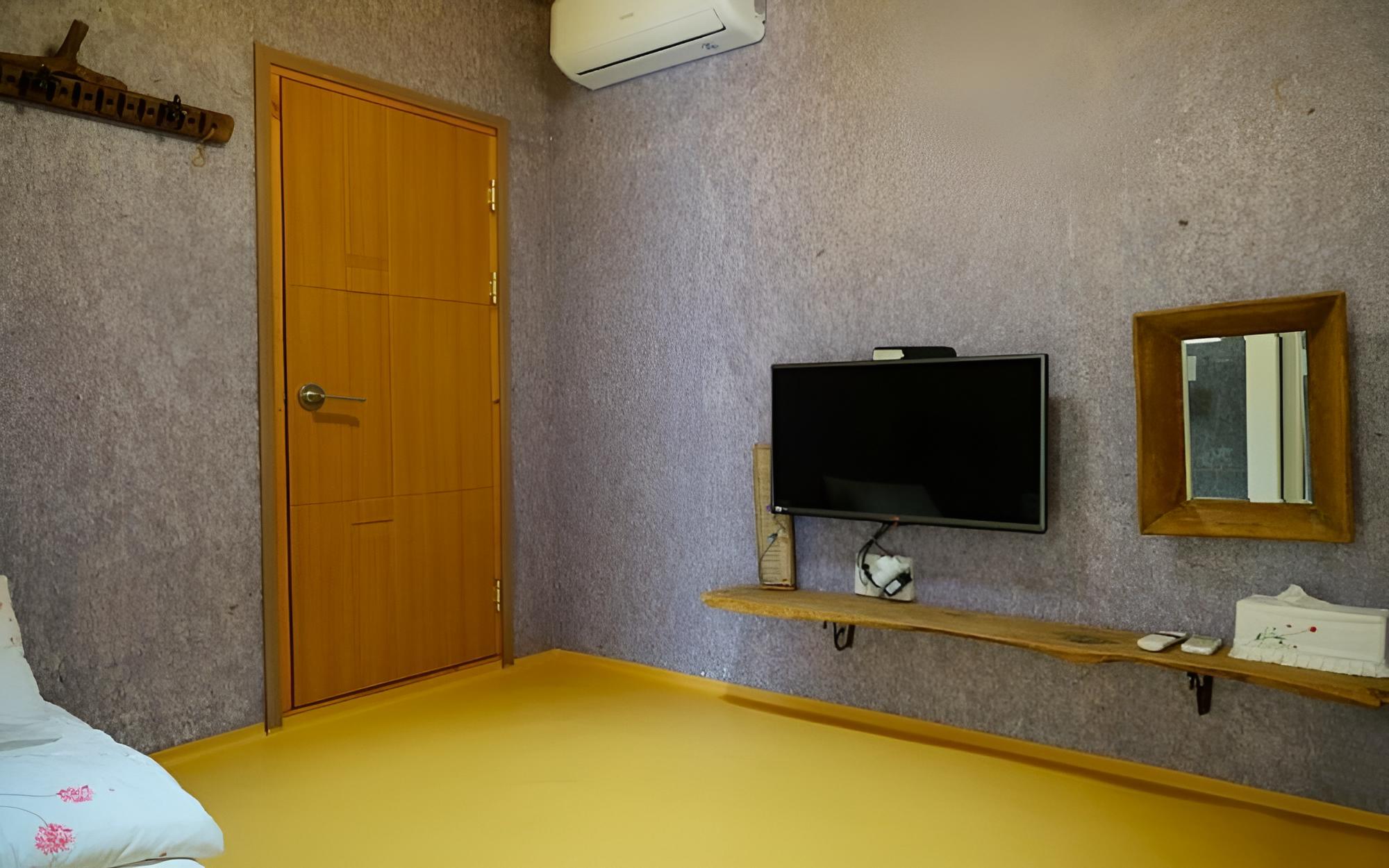 Room (Moonlight)