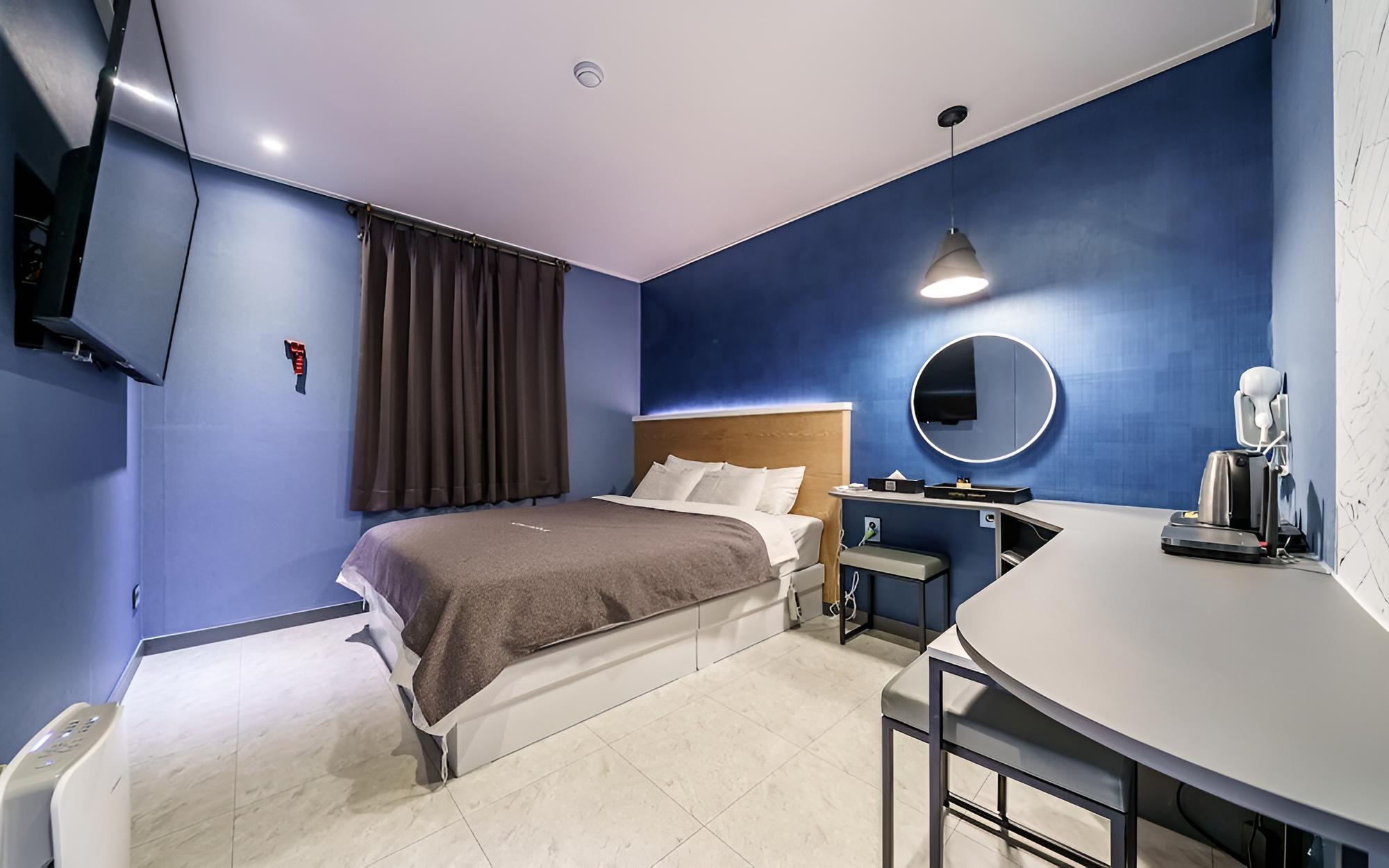Room (OTT Movie Room (Netflix available))