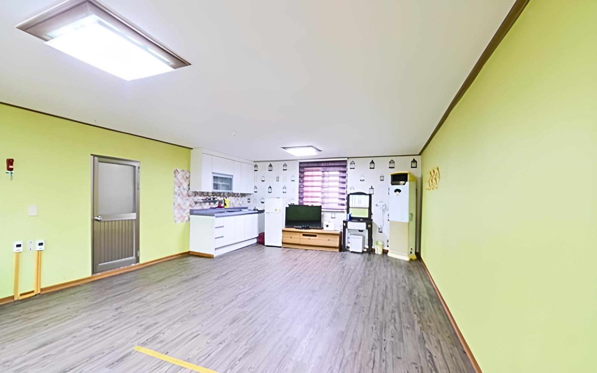 Room (White room)