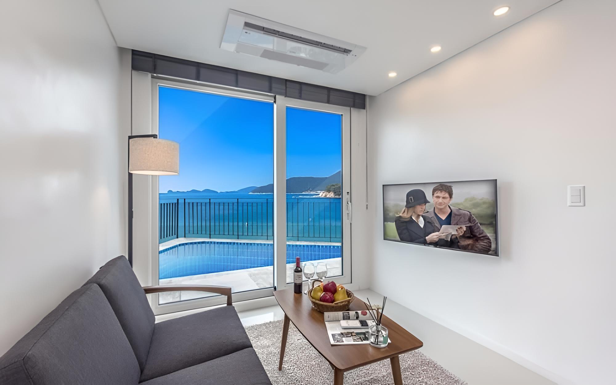 Room (B101 (Individual Pool Ocean View))