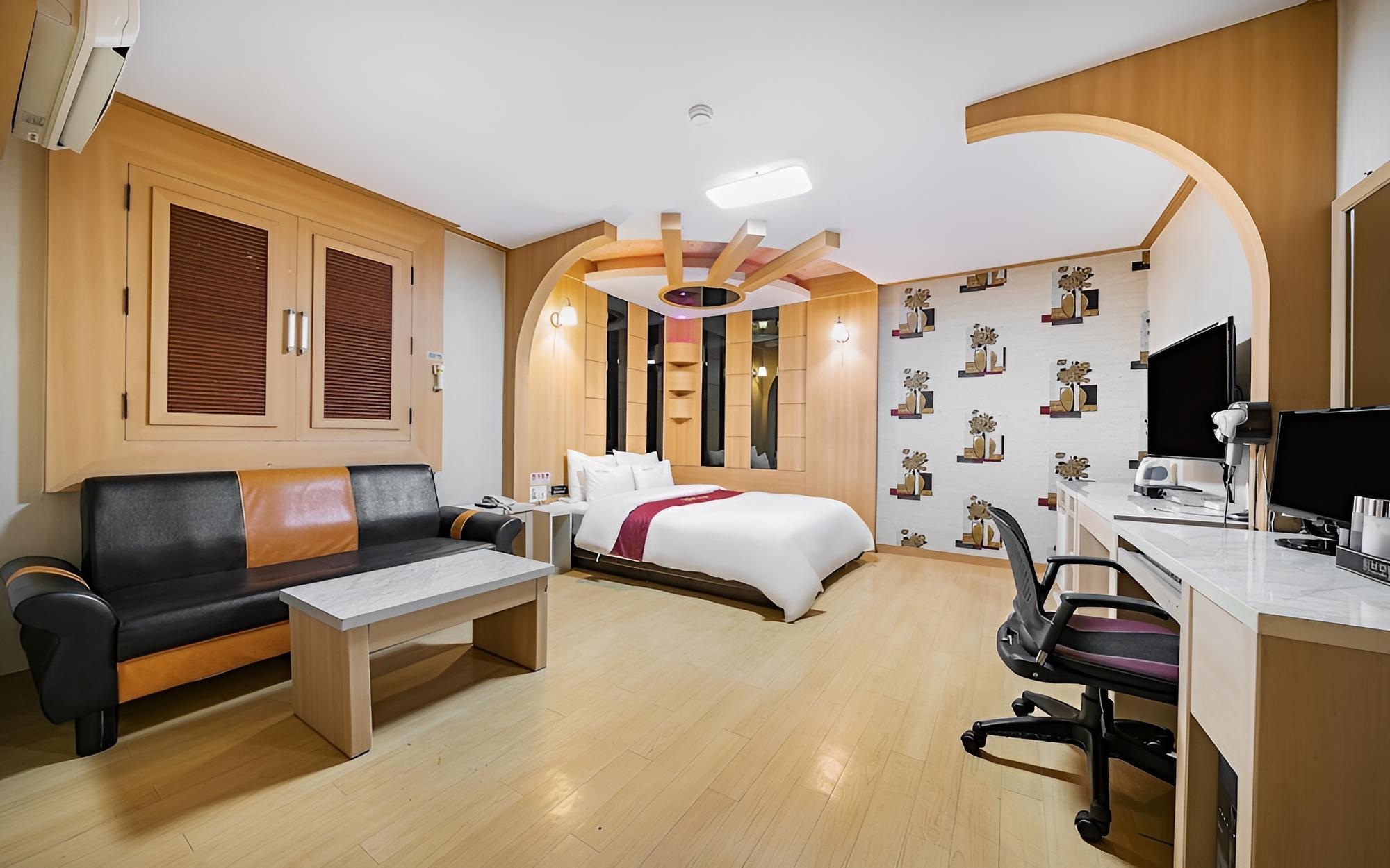 Room (Standard Room B (Random Room Netflix))