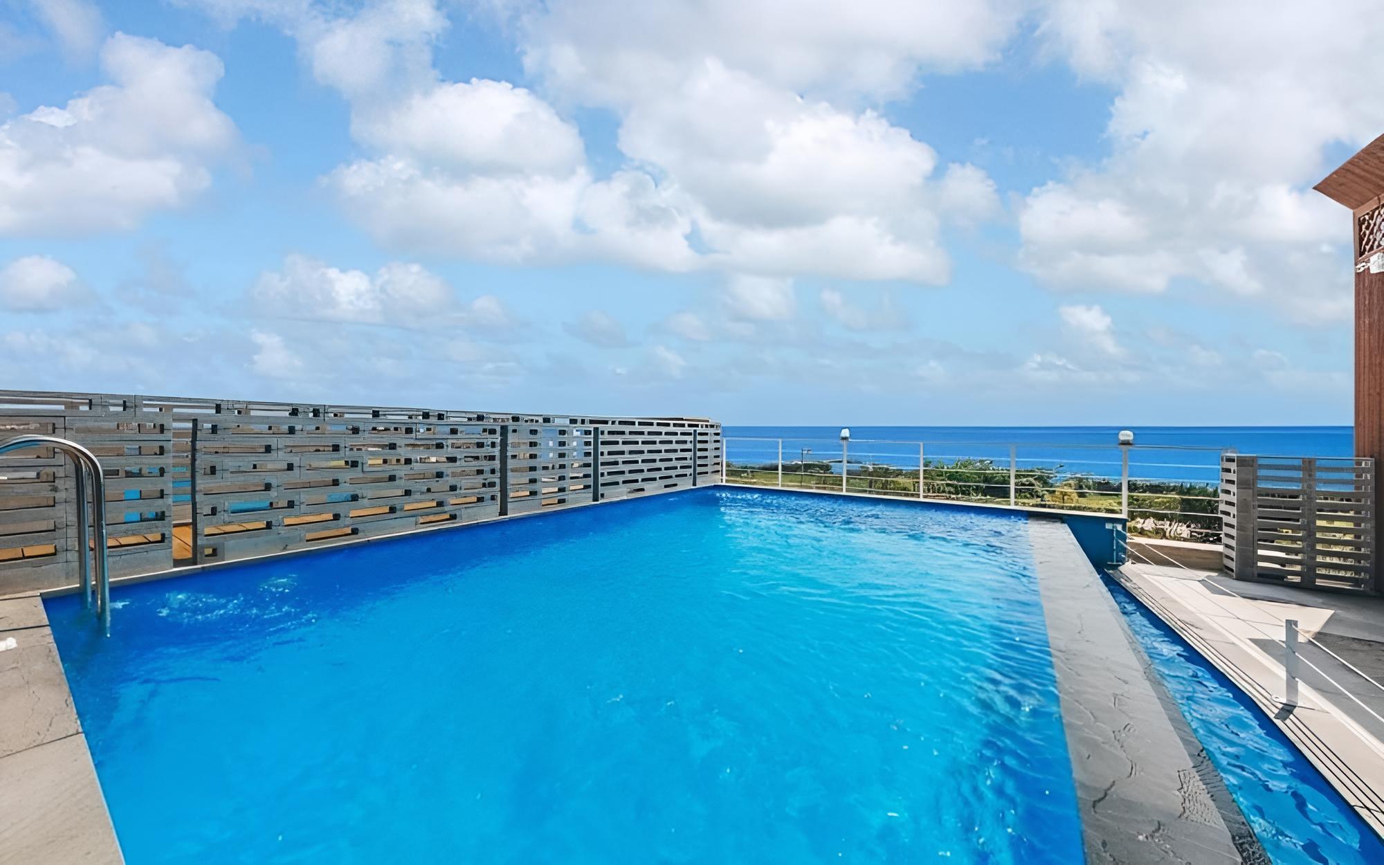 Room (104 Outdoor Pool Type B Family Room)