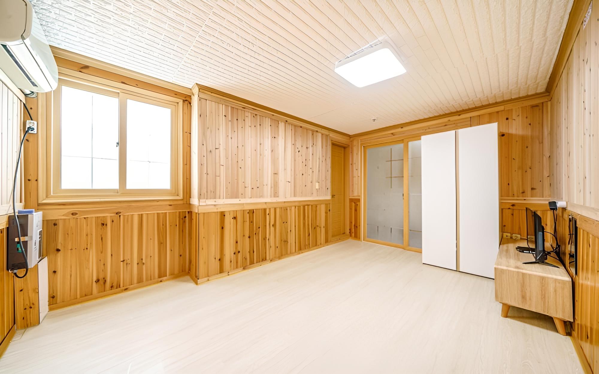 Room (Room 203 (Ondol Room Cookable))