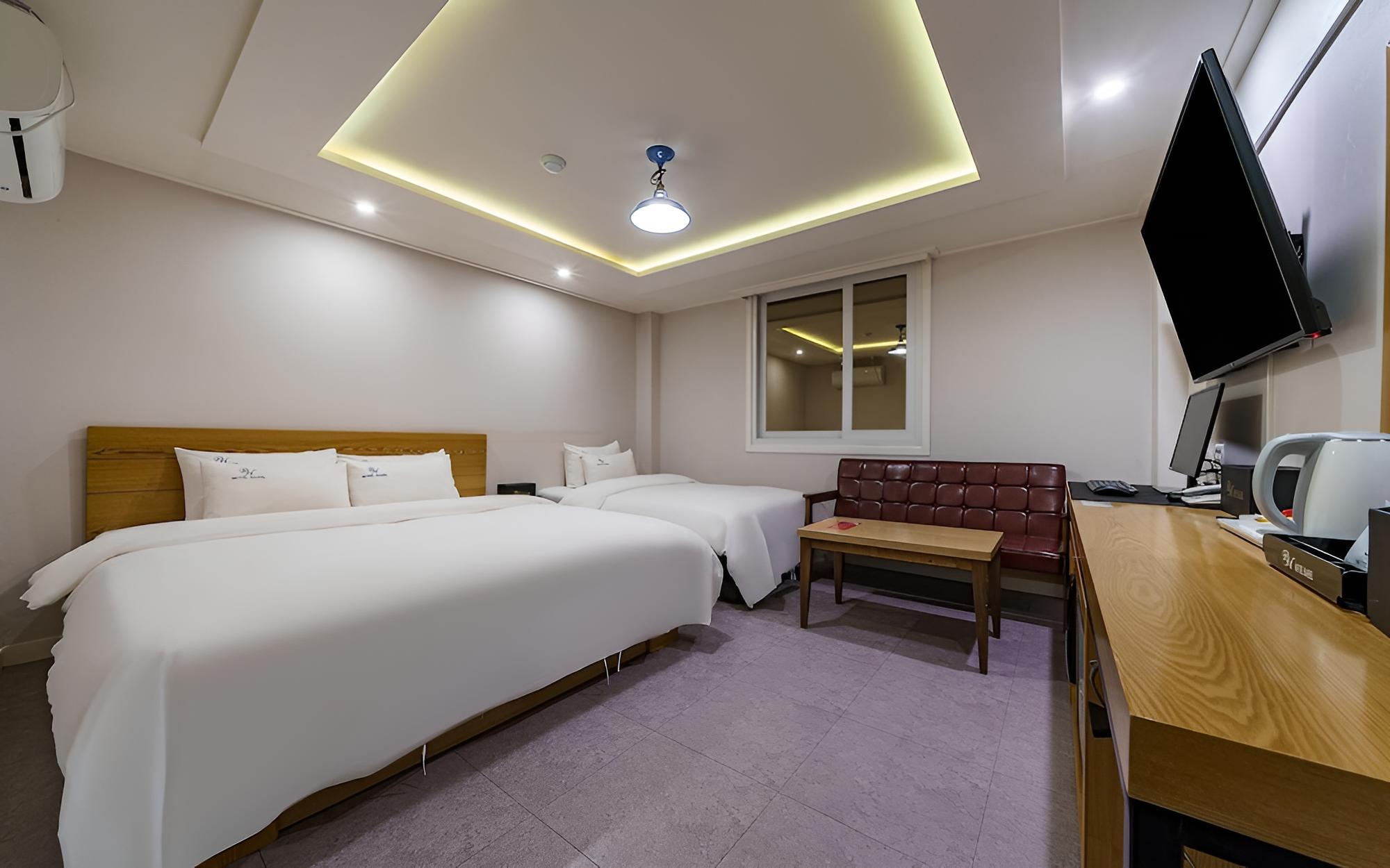 Room (Twin)