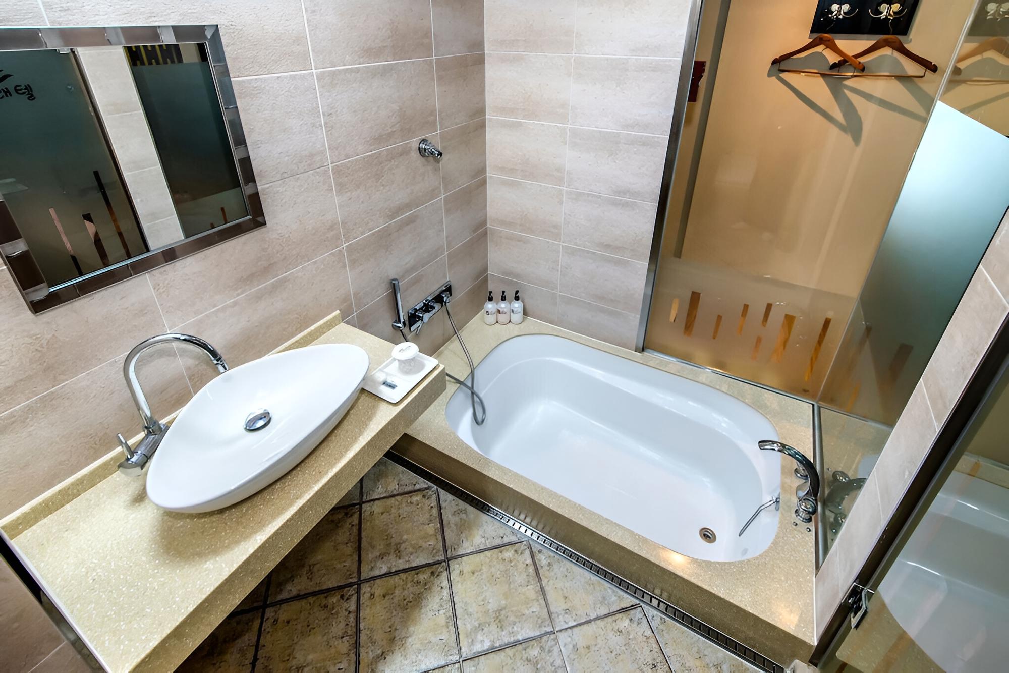 Room (Standard Room-No check-in and reserva)