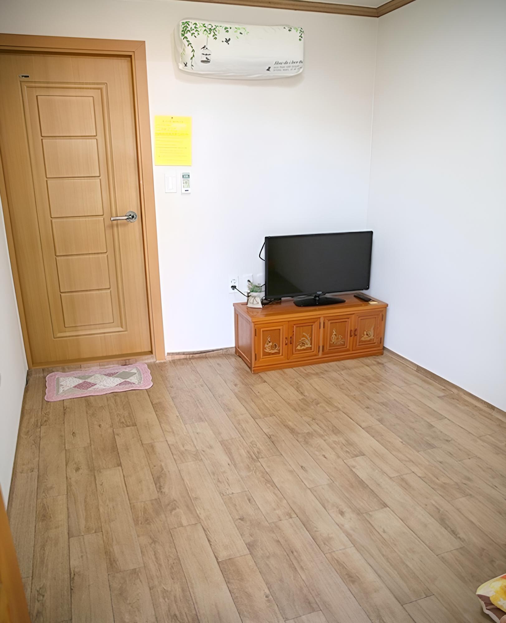 Room (Daffodil)