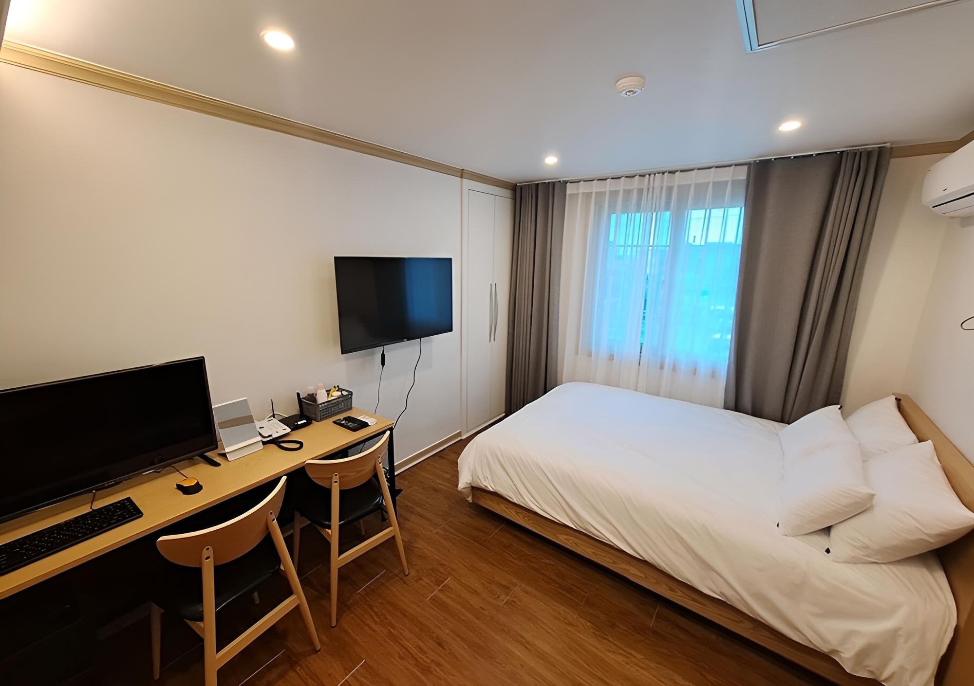 Room (Queen Size Bedroom)
