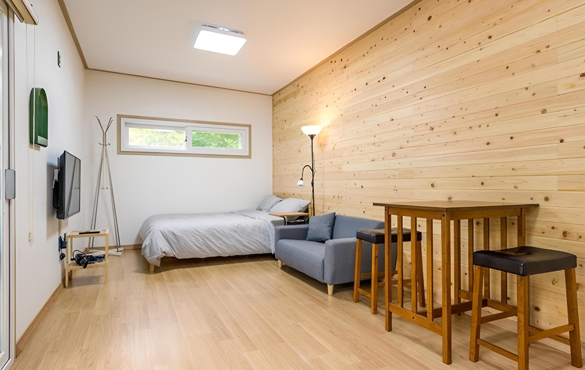 Room (Four stars)