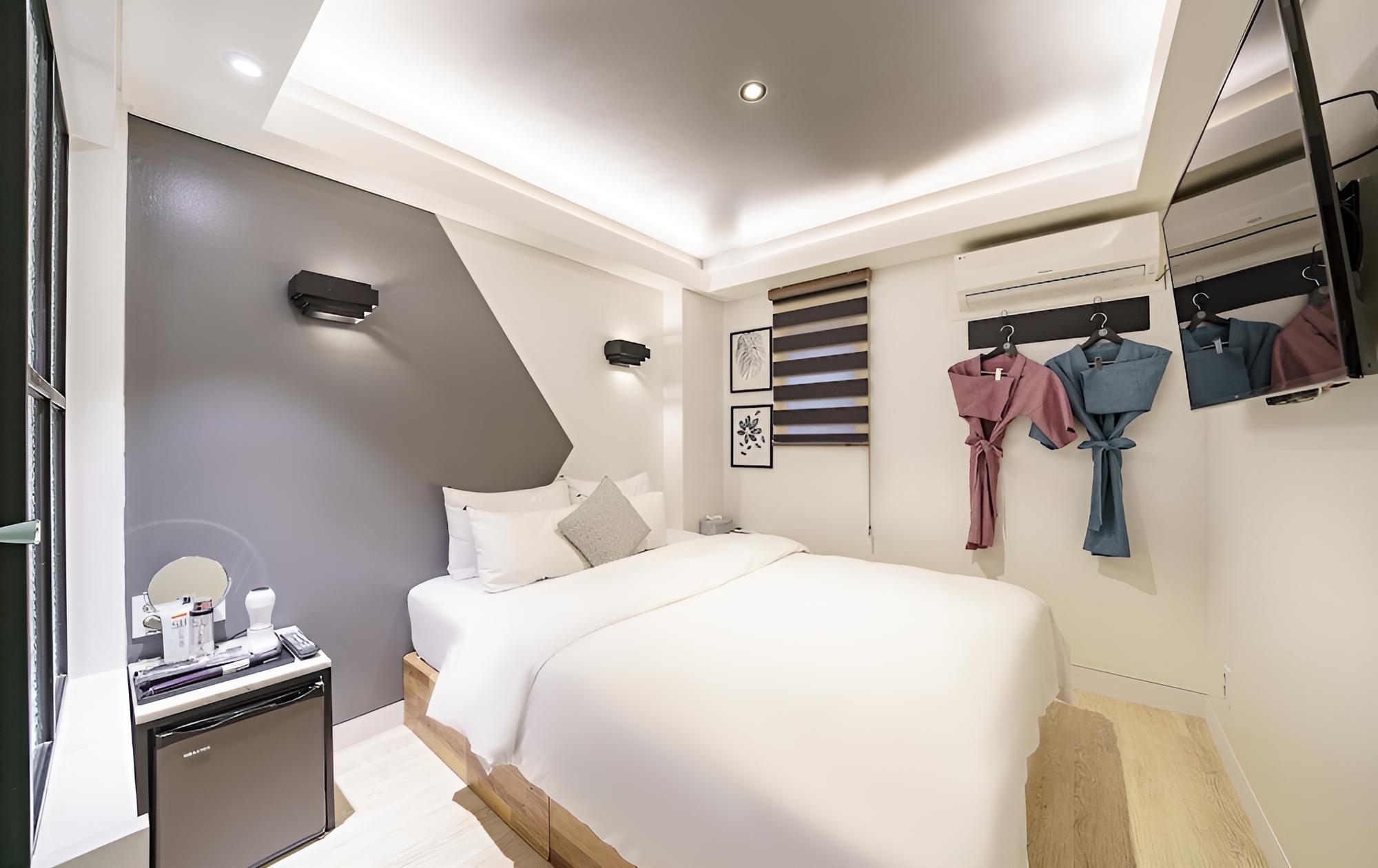 Room (Deluxe mini - Walk-in only (common to)
