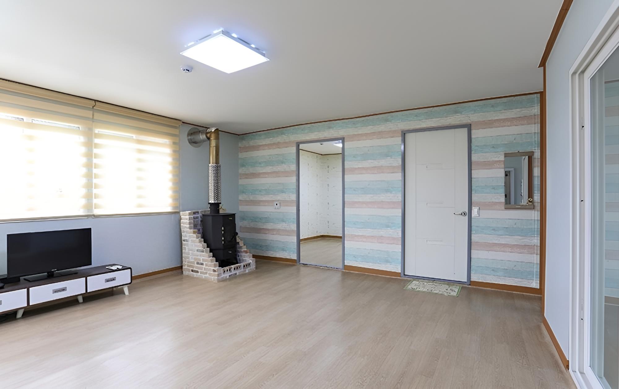 Room (Separate house)
