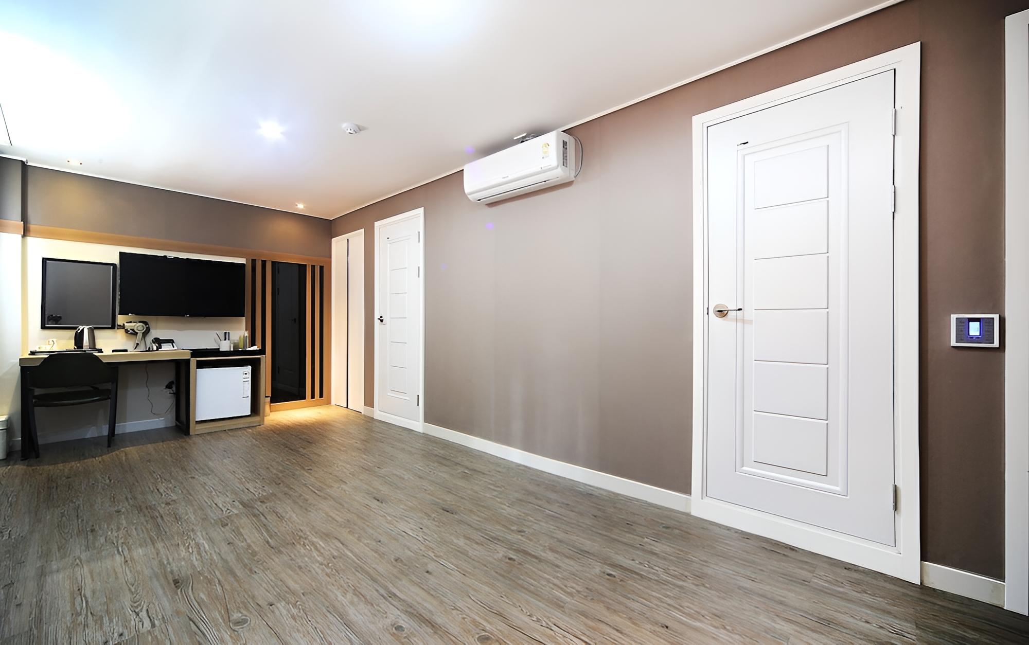 Room (Triple Room (3 Single Beds) (2 Shower)