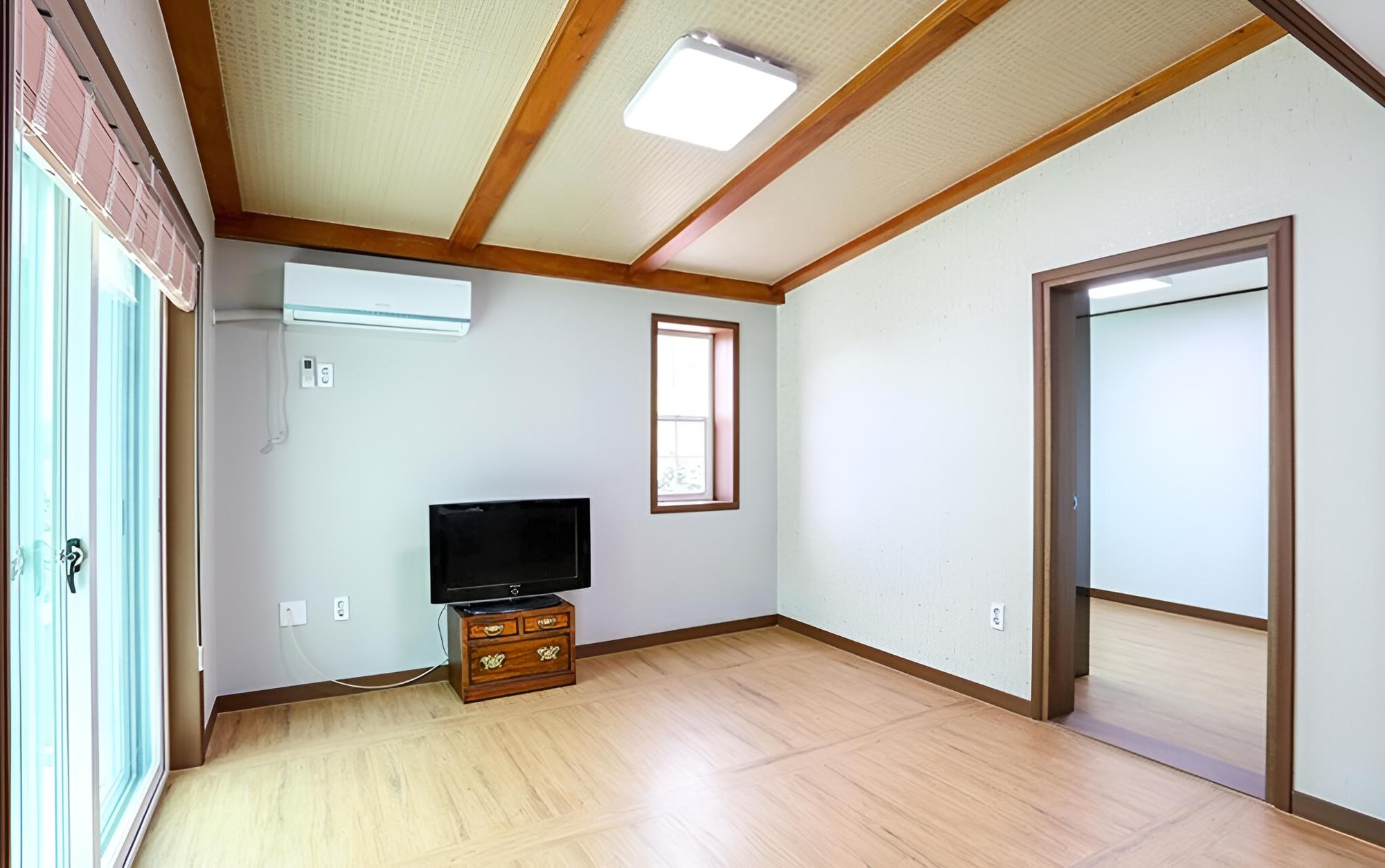 Room (Room 202)