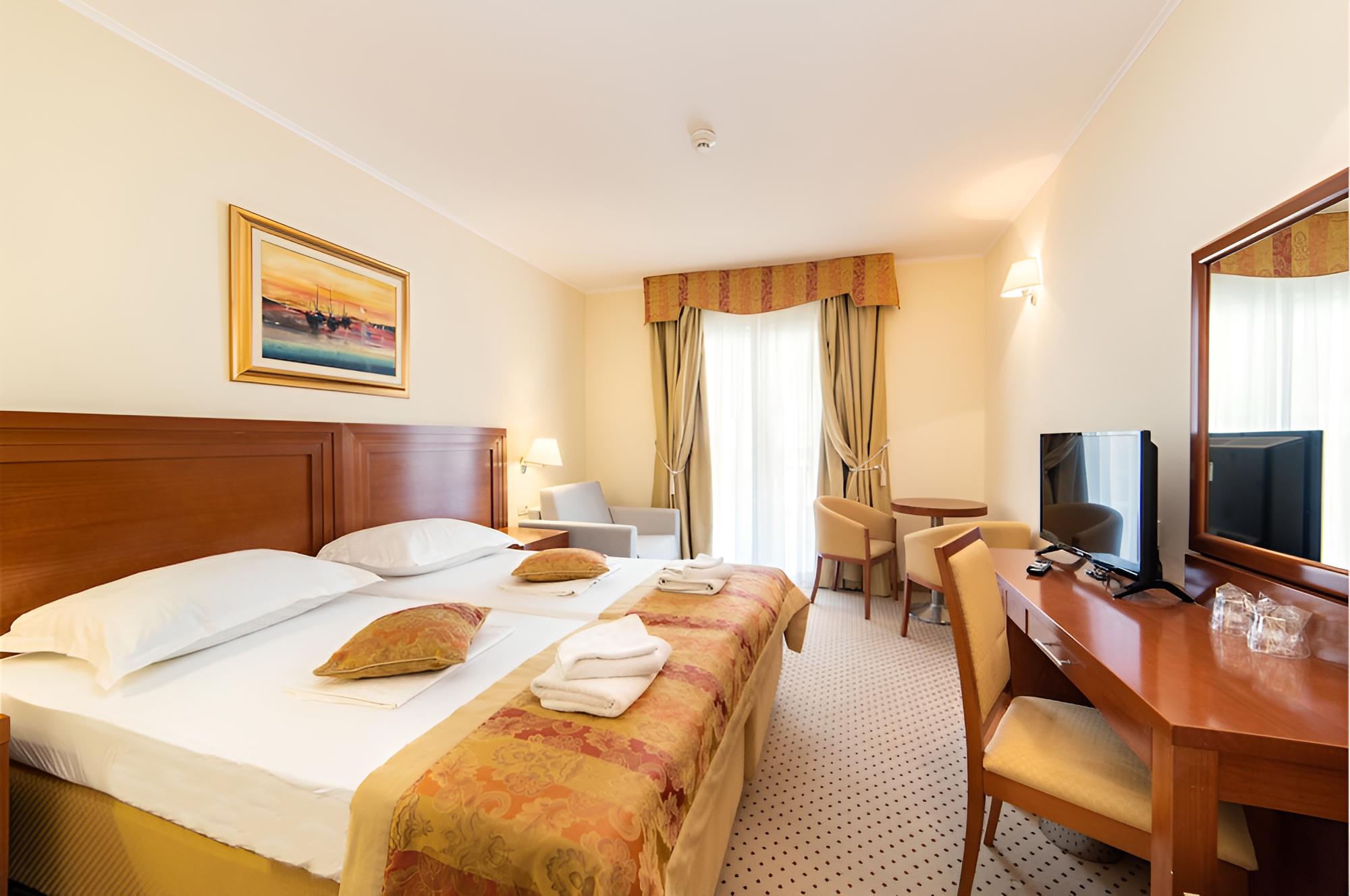 Standard Triple Room, Balcony, Park View