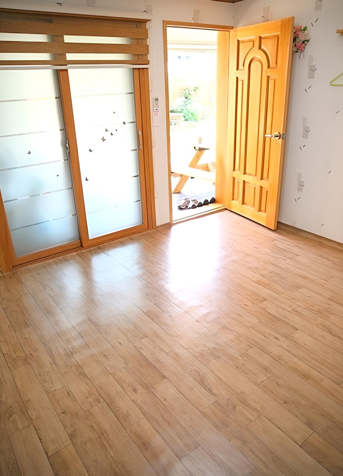 Room (Poppy)