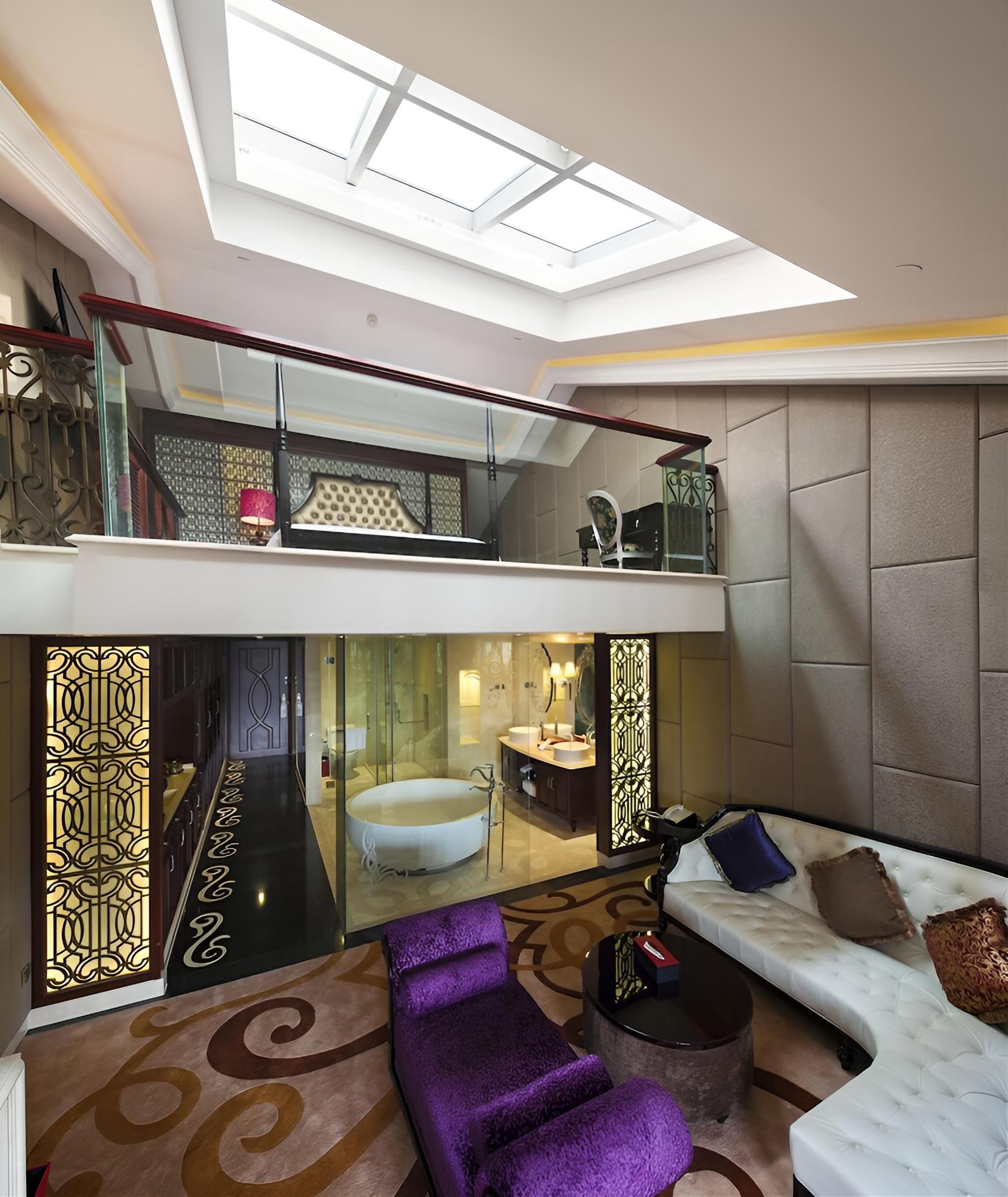 Deluxe Honeymoon Suite