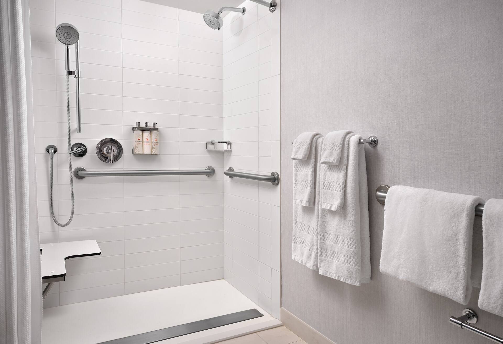 Cabana - 1 King Mobility Access Ri Shower photo 2
