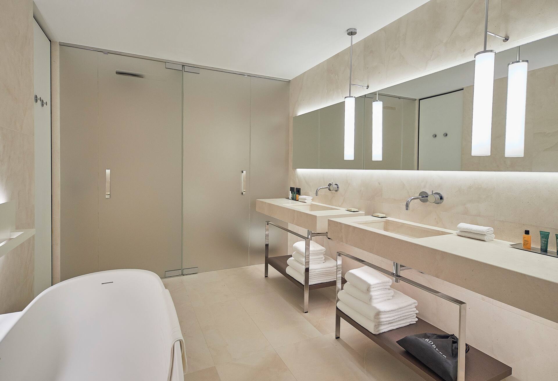 King Premium Room with Lake View thumbnail 5