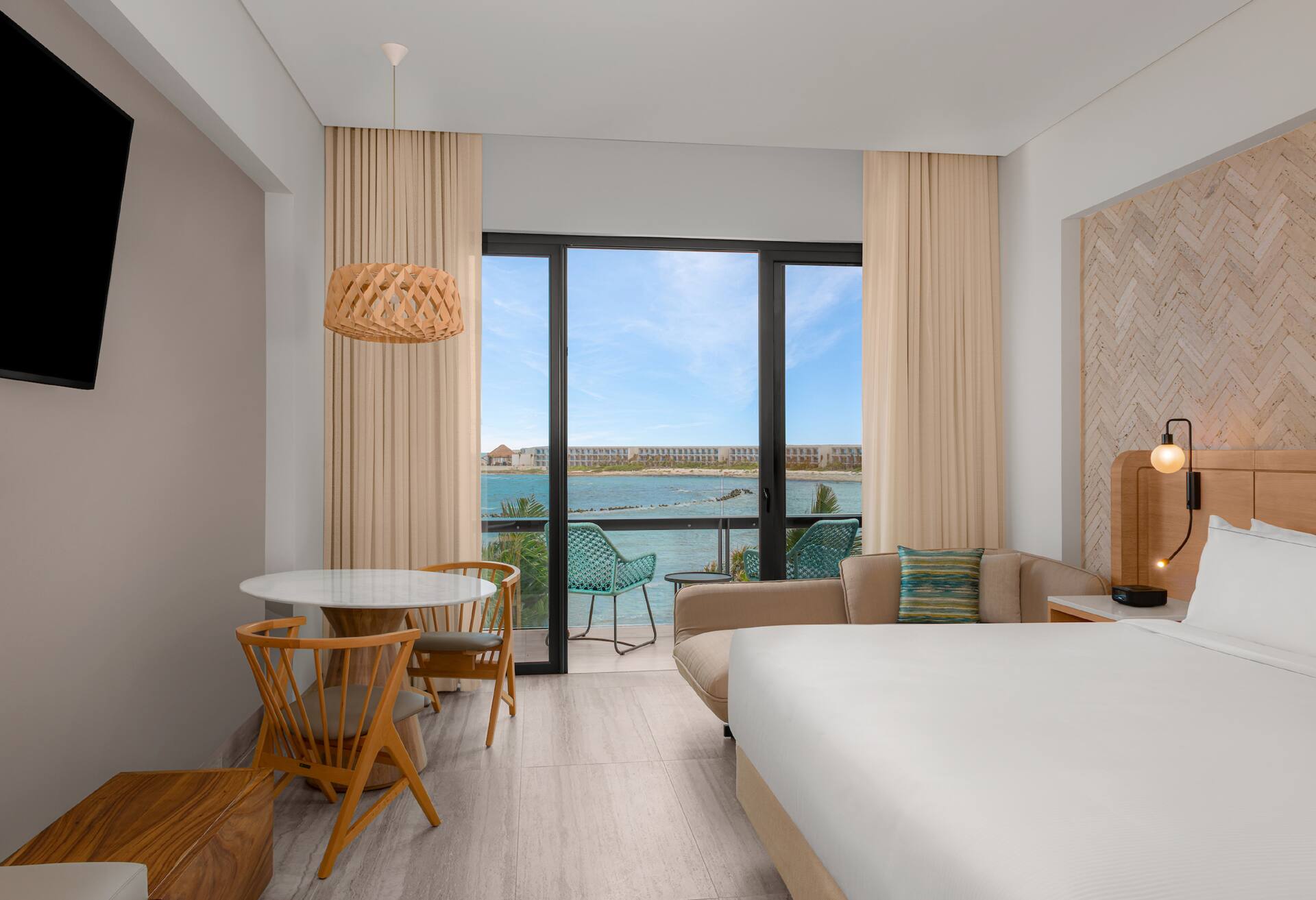 Club Room, 1 King Bed, Partial Ocean View
