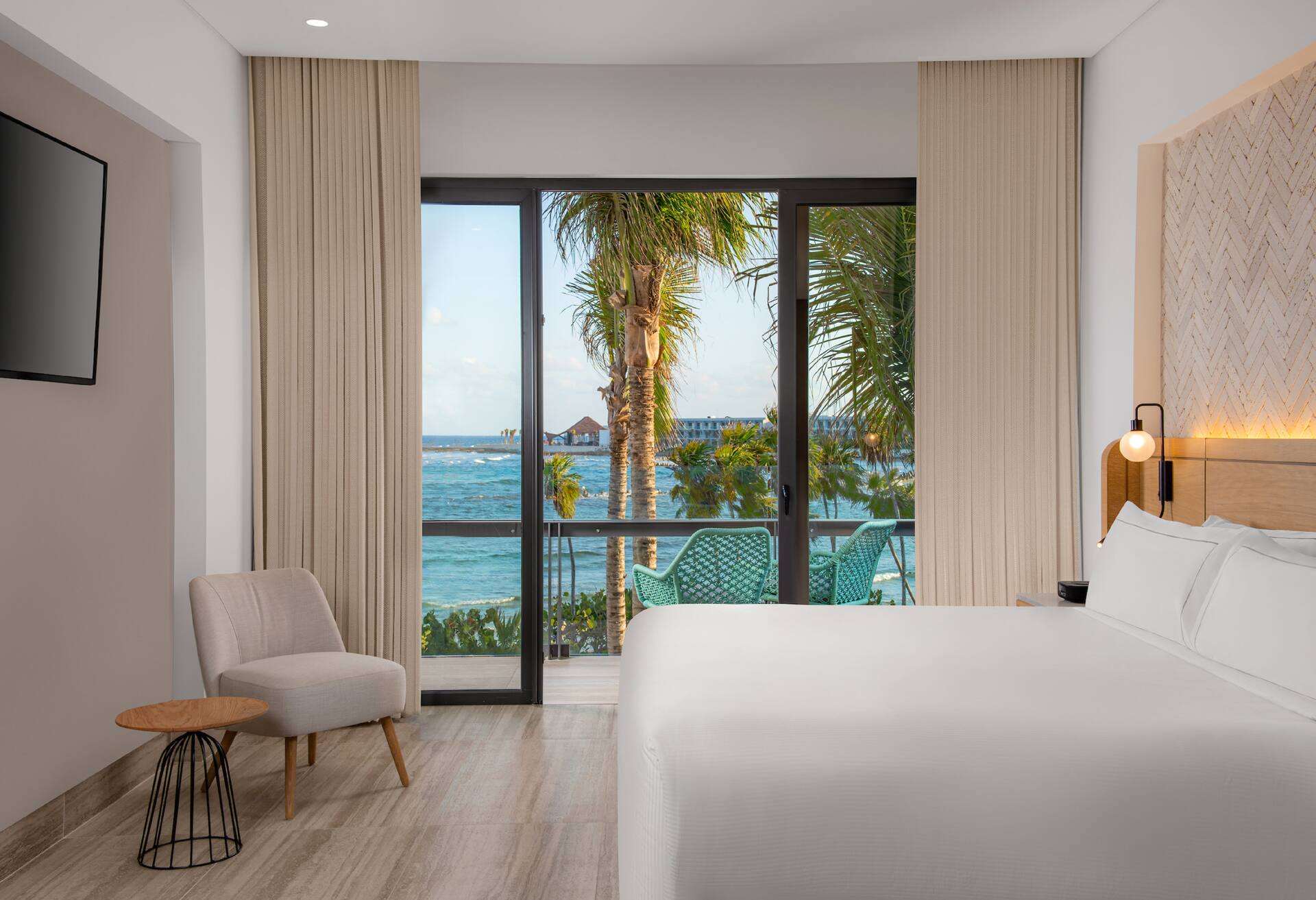 Club Room, 1 King Bed, Partial Ocean View