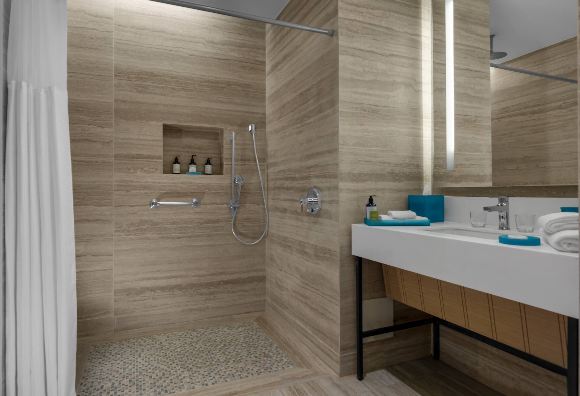 Enclave King Room With Partial Ocean View thumbnail 6