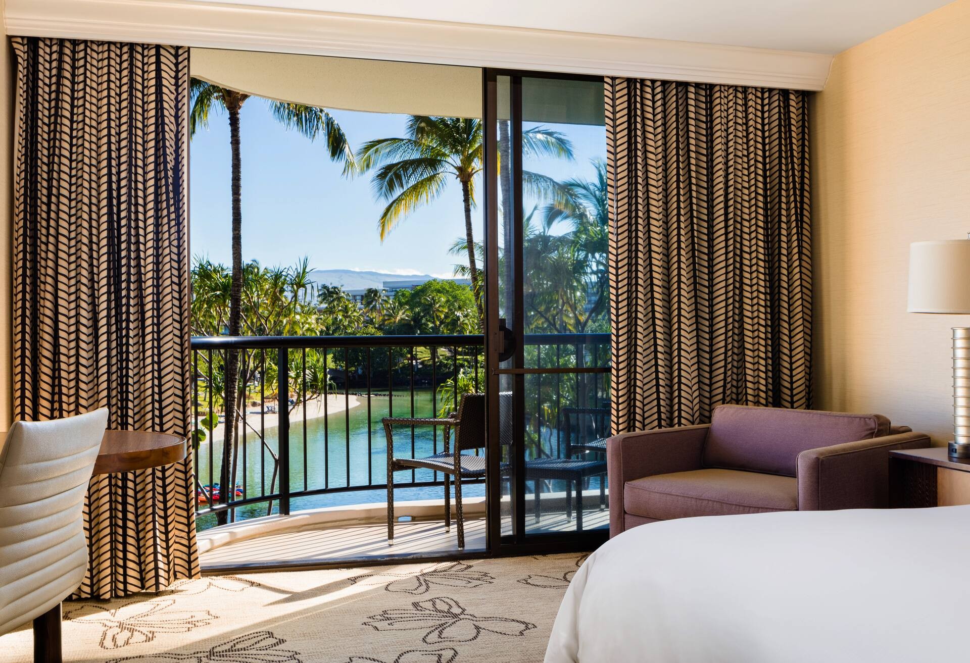 Makai Ocean View 1 King Bed