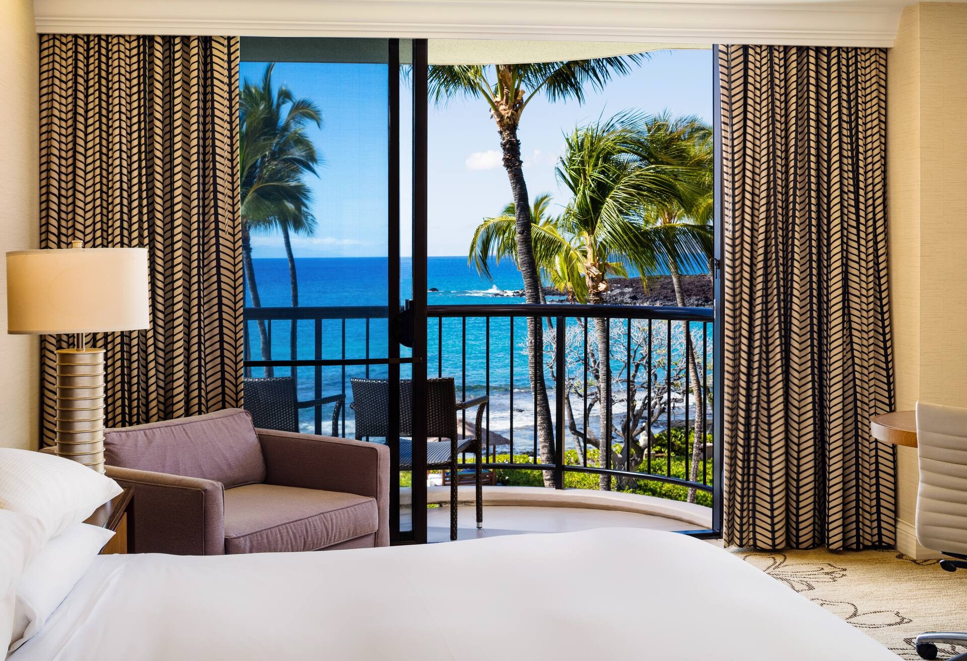 Makai Ocean Front 1 King Bed