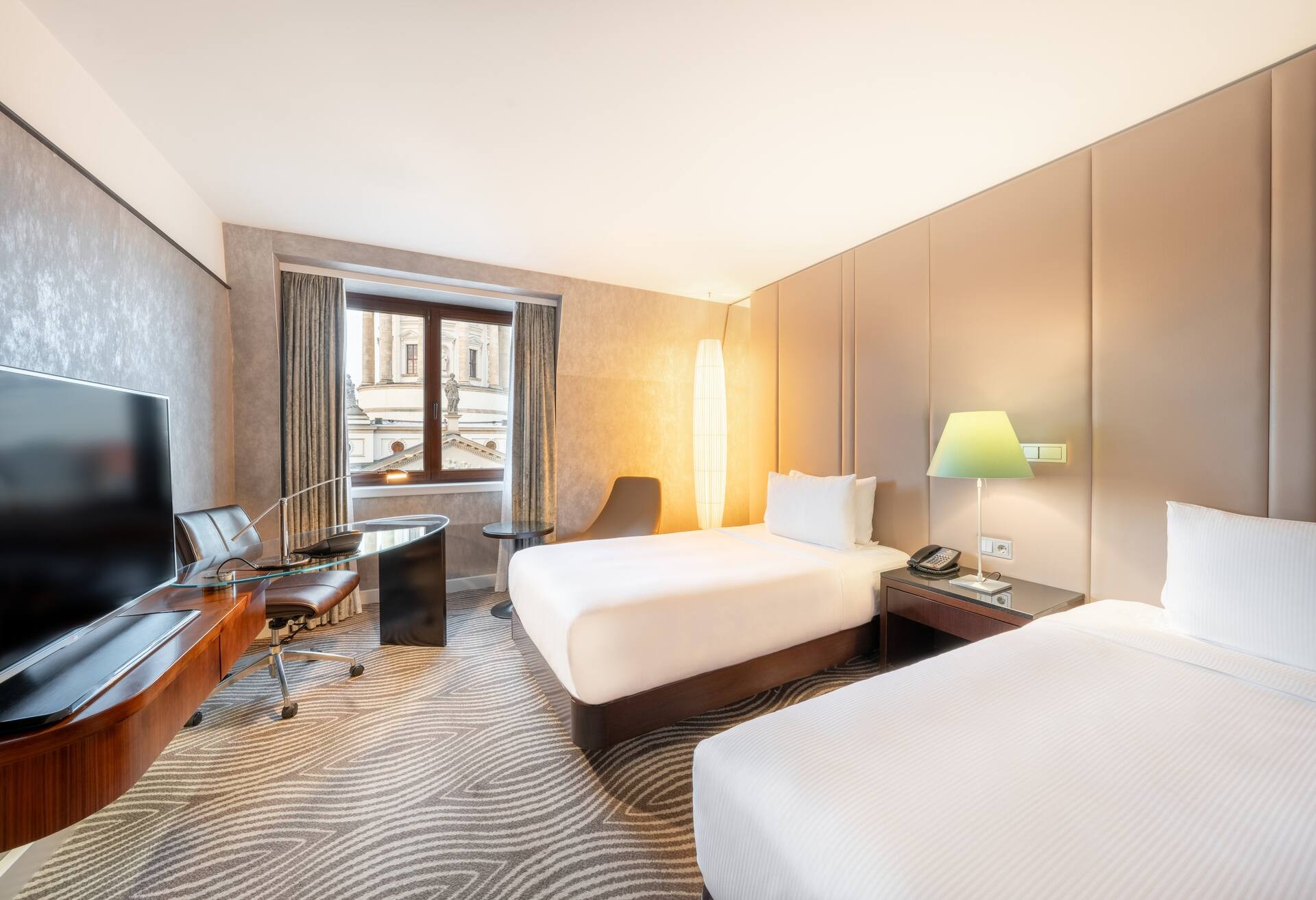 Twin Executive Dome View - Lounge Access