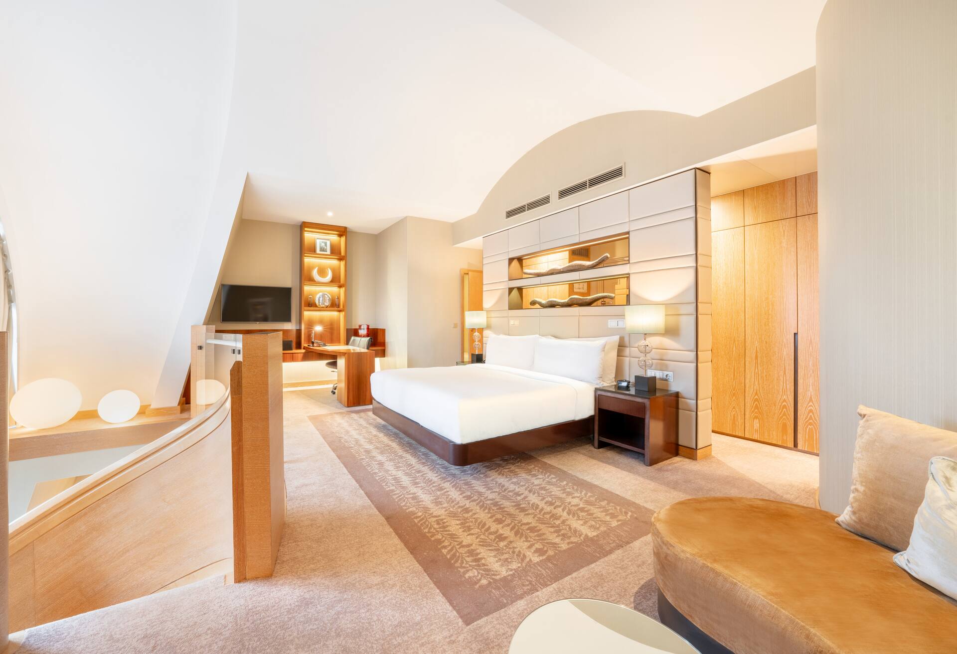 1 Bedroom Panoramic Suite - Lounge Access