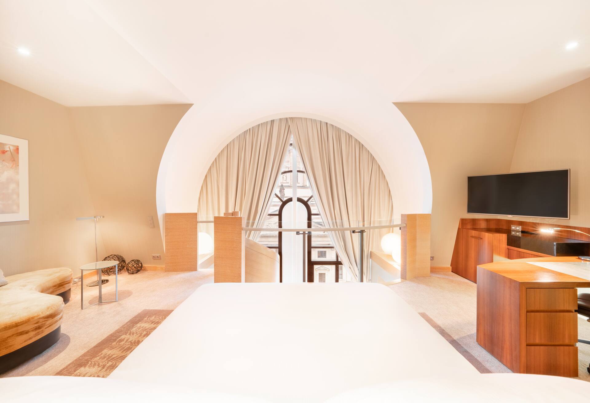 1 Bedroom Panoramic Suite - Lounge Access thumbnail 6