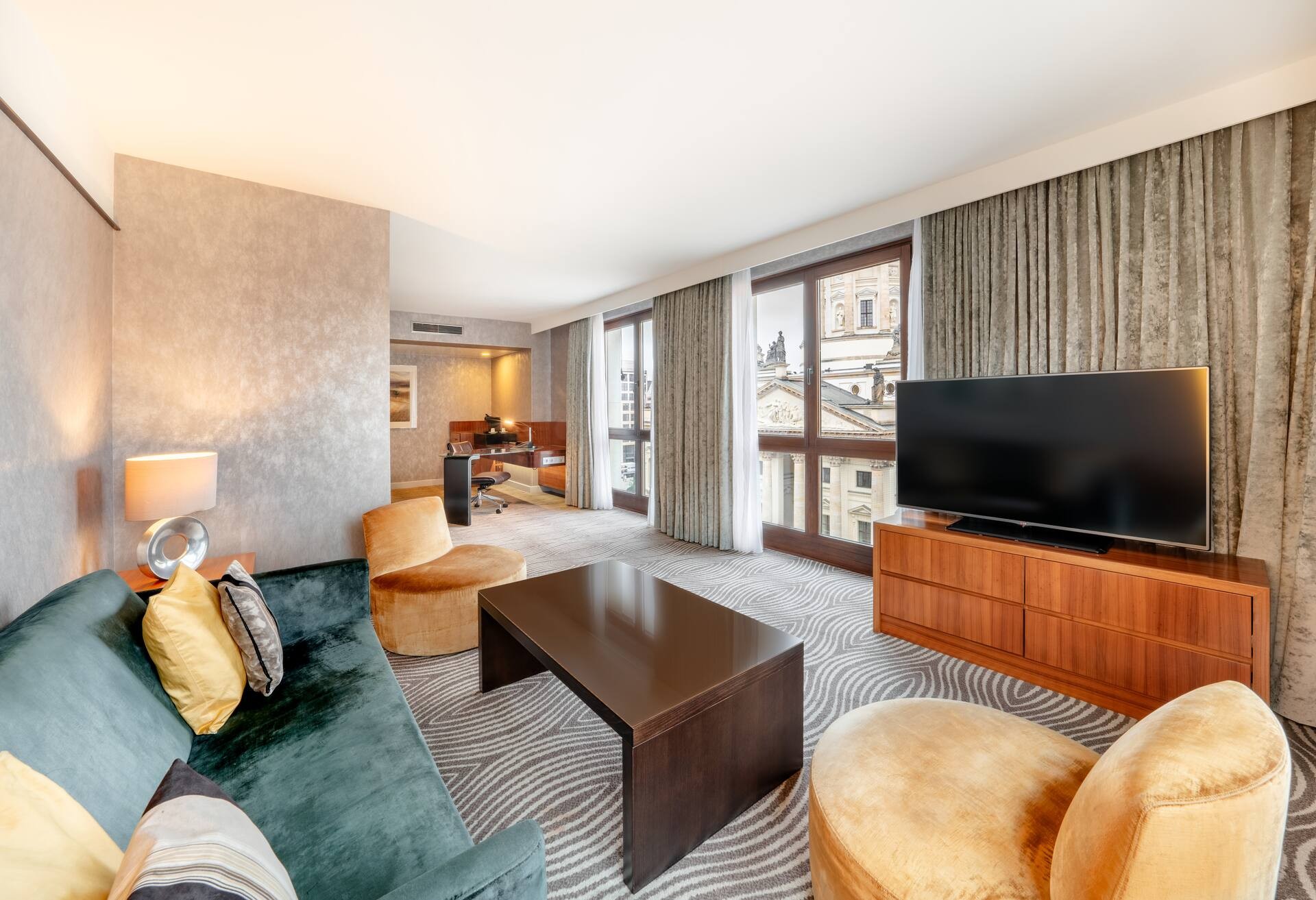 1 Bedroom Corner Suite - Lounge Access thumbnail 5