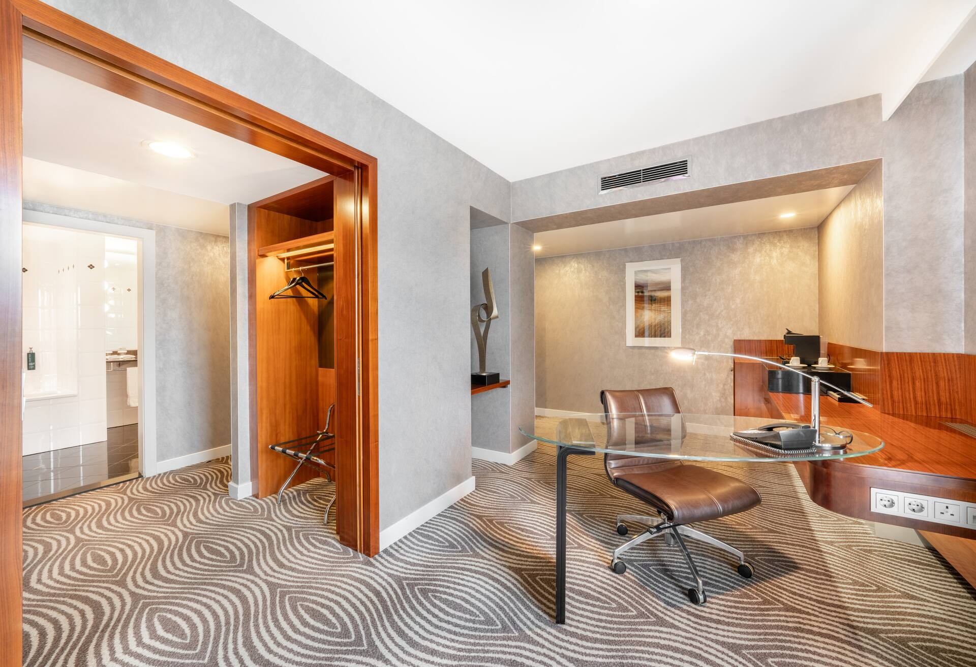 1 Bedroom Corner Suite - Lounge Access