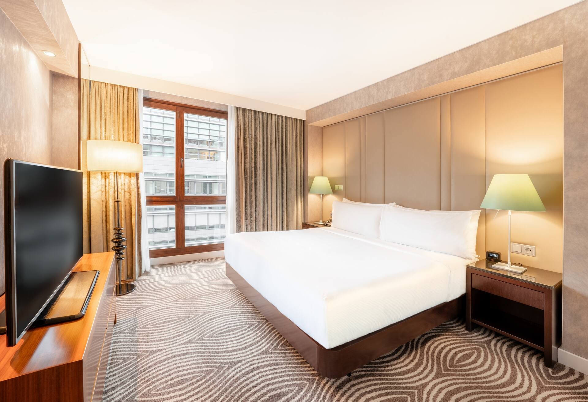 1 Bedroom Corner Suite - Lounge Access