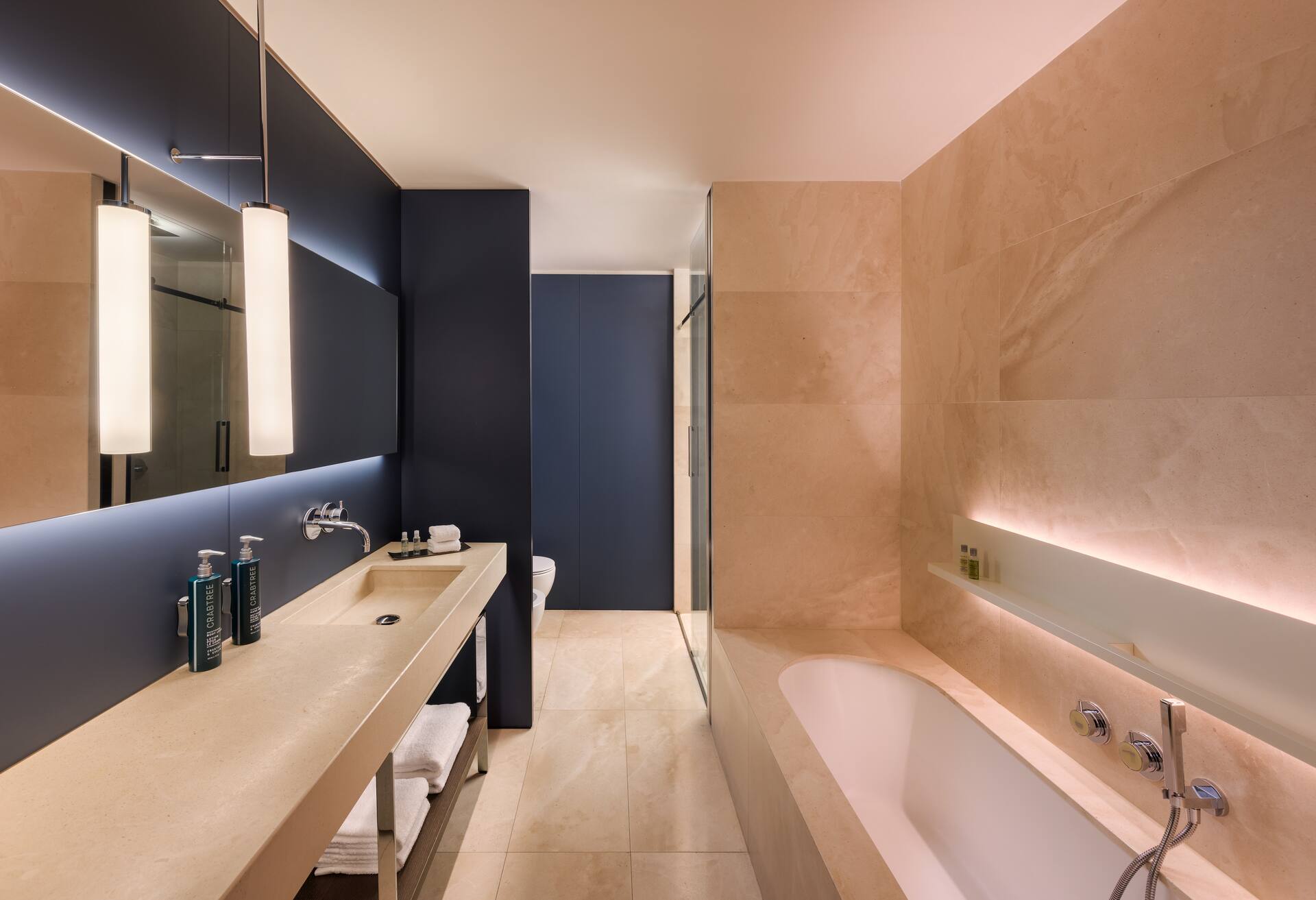 Twin Deluxe Room with City View thumbnail 5