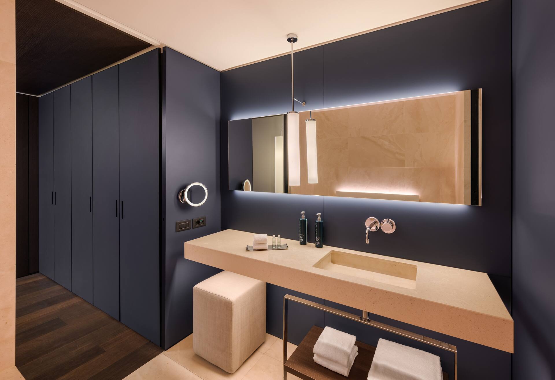 King Guest Room thumbnail 5