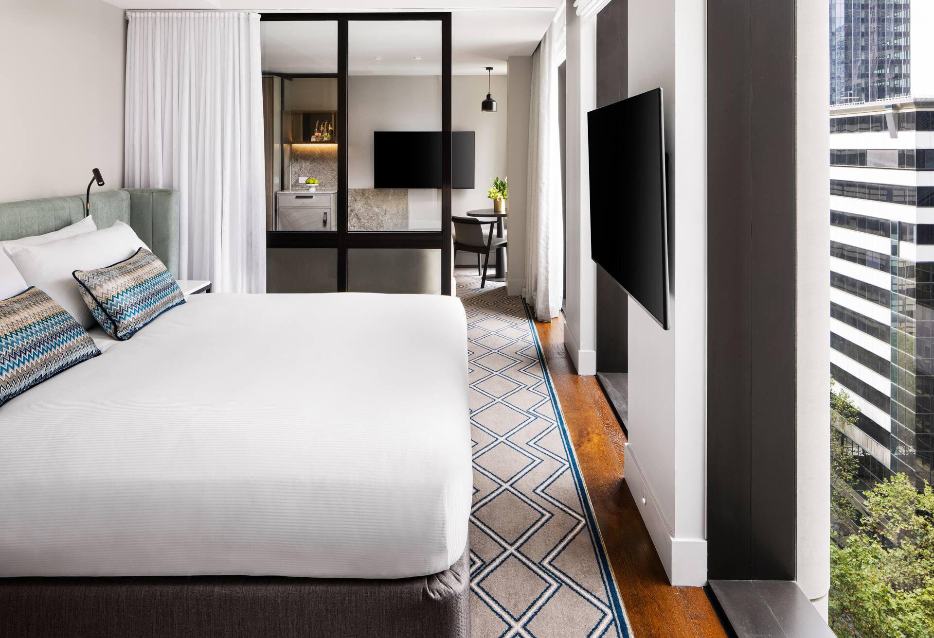 King Studio Suite with Lounge / City View