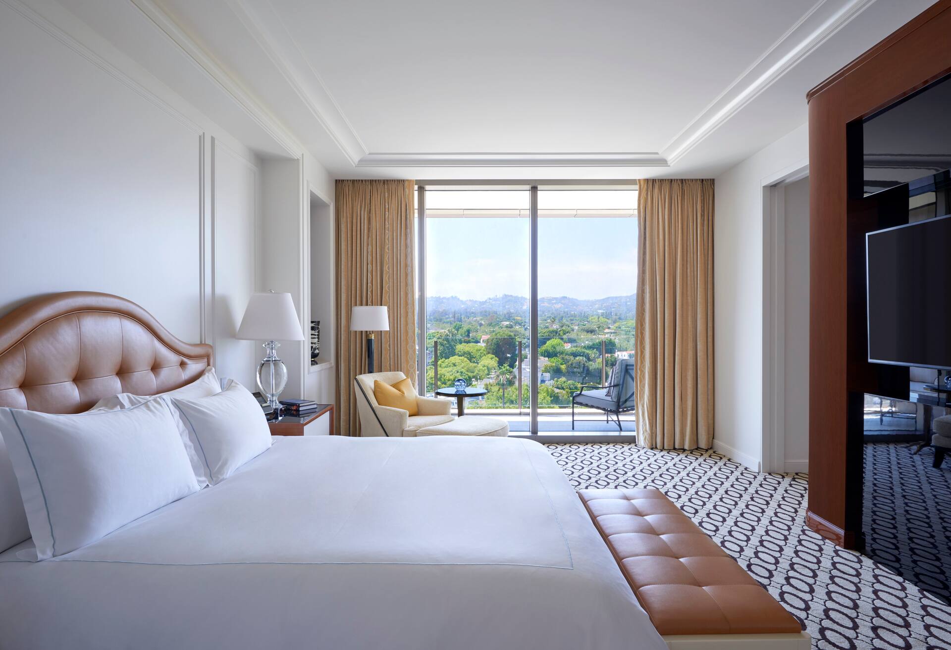 Hollywood Suite with Terrace and View thumbnail 5
