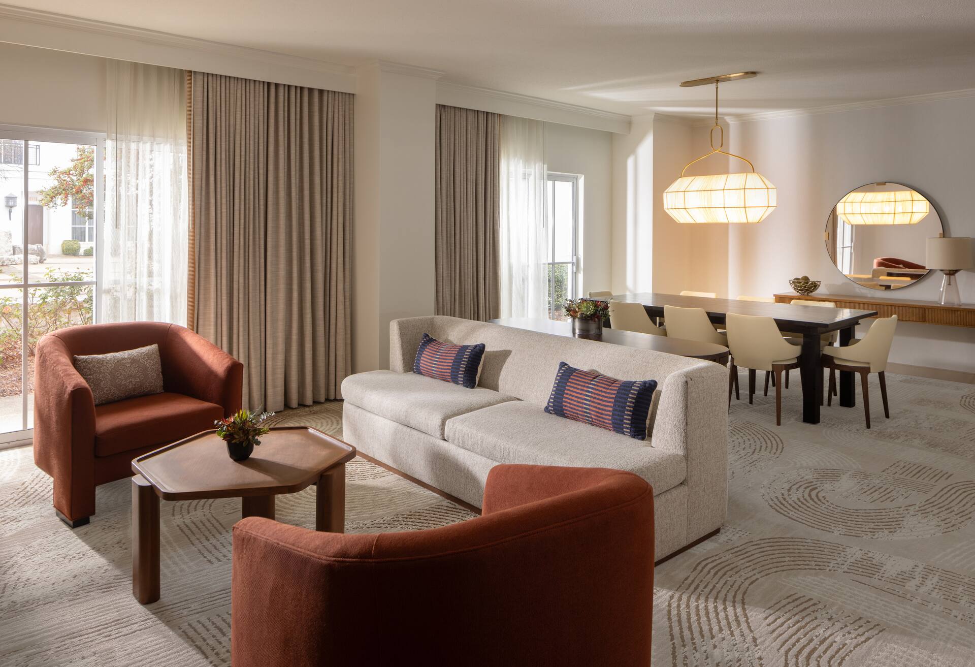 La Cantera One Bedroom Suite- Patio- King Bed