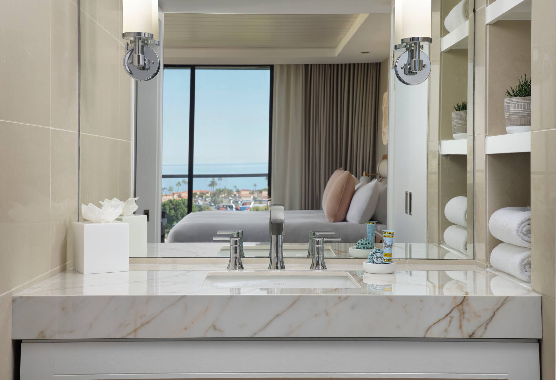 King Room with Roll-In Shower - Disability Access thumbnail 5