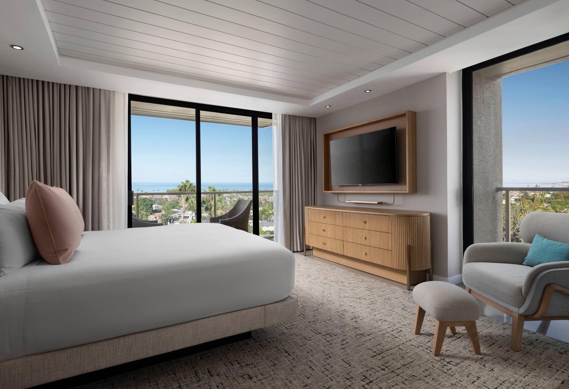 King Room with Roll-In Shower - Disability Access