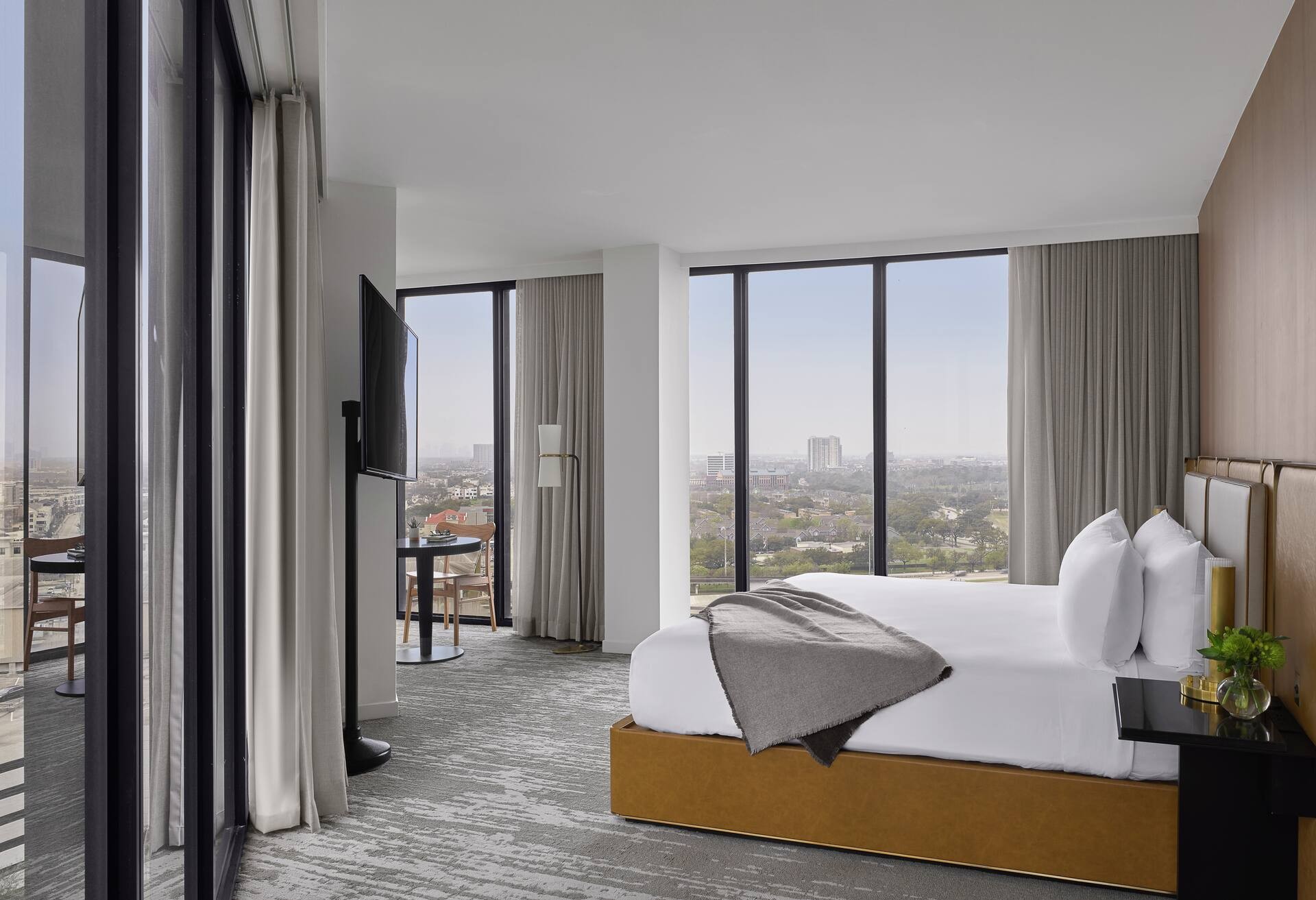 1 King Bed Large Corner Room photo 1